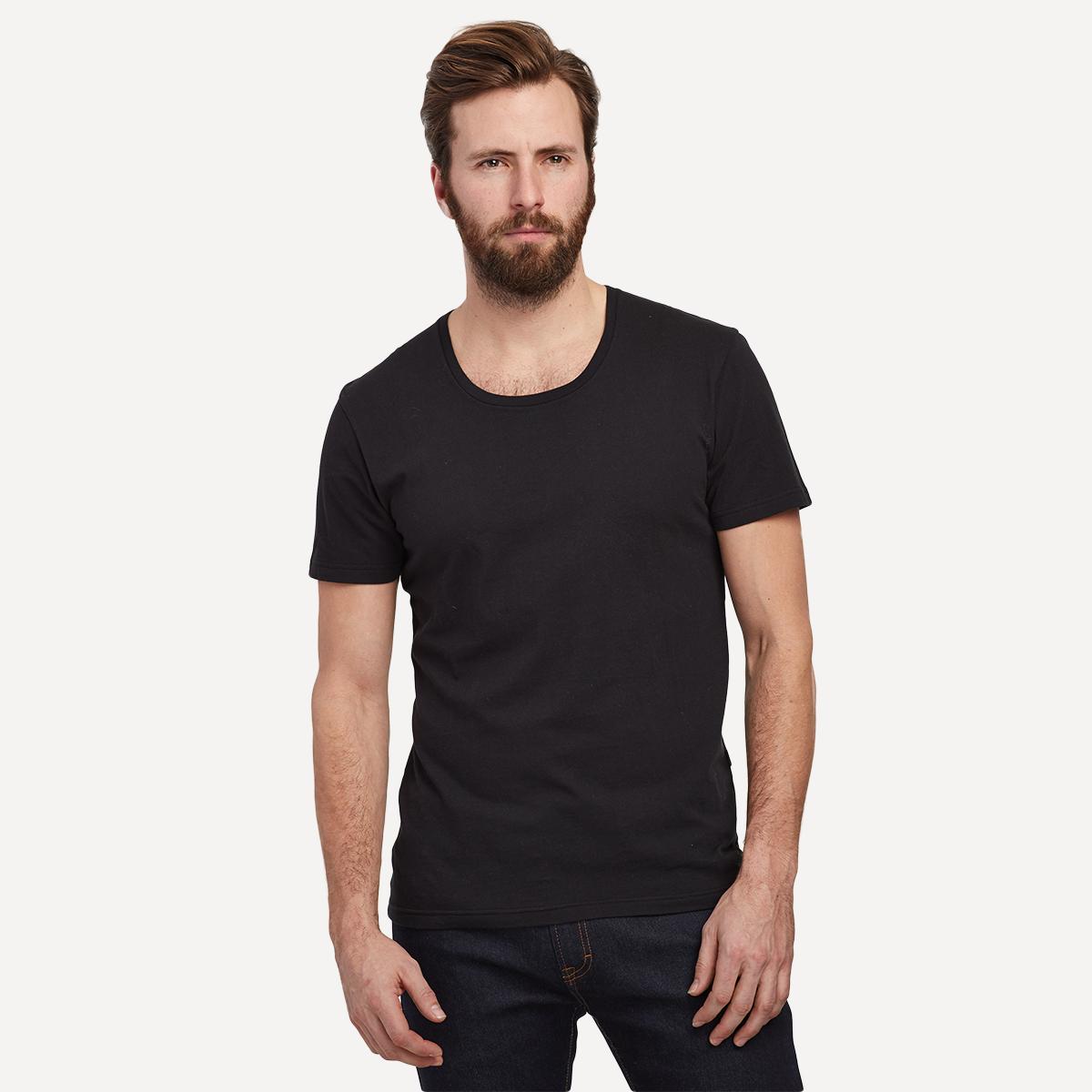 Frank & Oak présente The Black Serie, une façon locale de voyager avec style