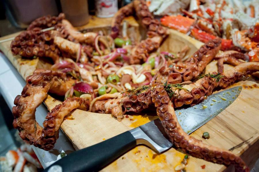Orgie de fruits de mer au lancement des Vans Black Crab X Chuck Hughes X La boutique OTH