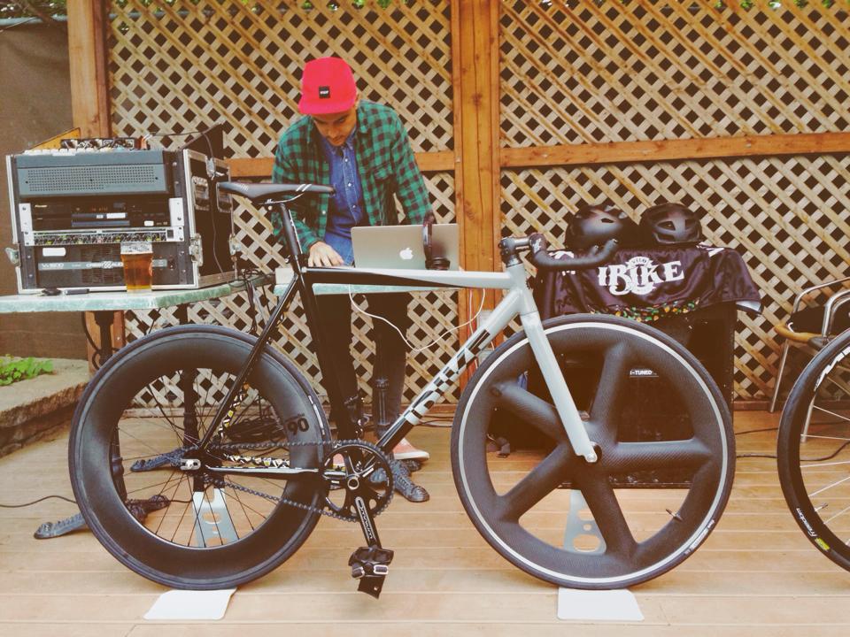 Lancement de la série « 10-9 Tales from the Road » par iBike et Bern Unlimited