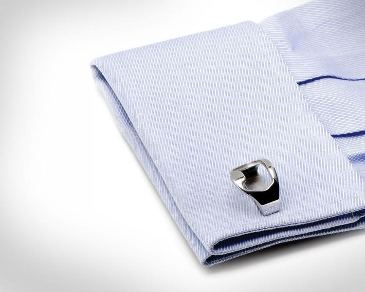 Le nouveau must pour sa garde-robe: le bouton de manchette ouvre-bouteille