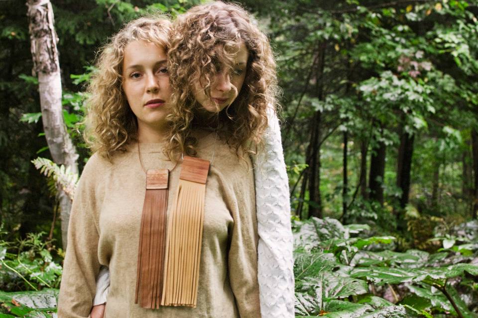 Louve: des bijoux unisexes qui allient cuir et bois