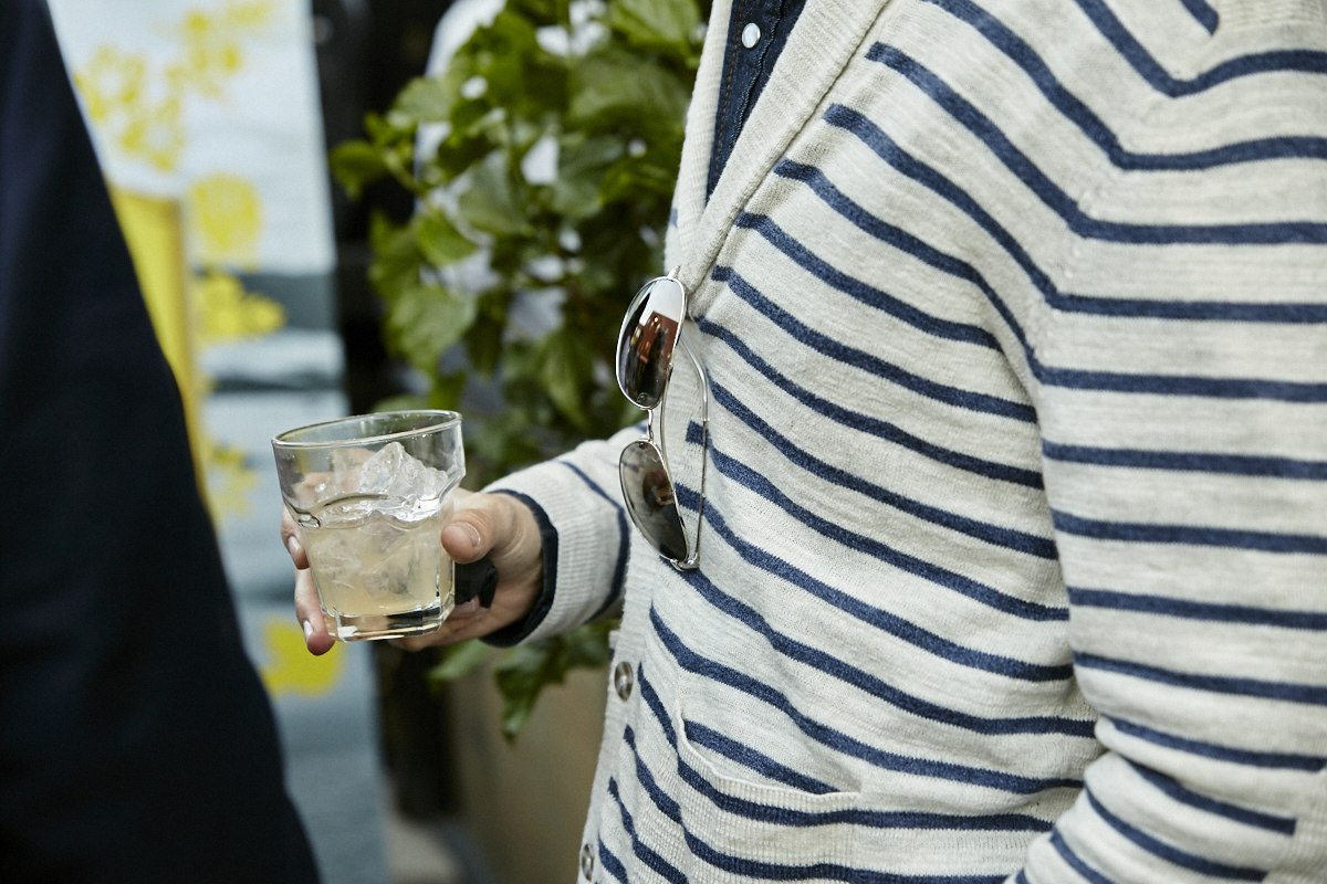 Chapeaux et vestons à l'honneur au lancement de la terrasse du Henri Saint-Henri