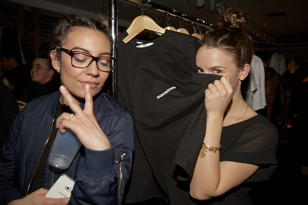 Des gens stylés au lancement de la première collection de Saintwoods