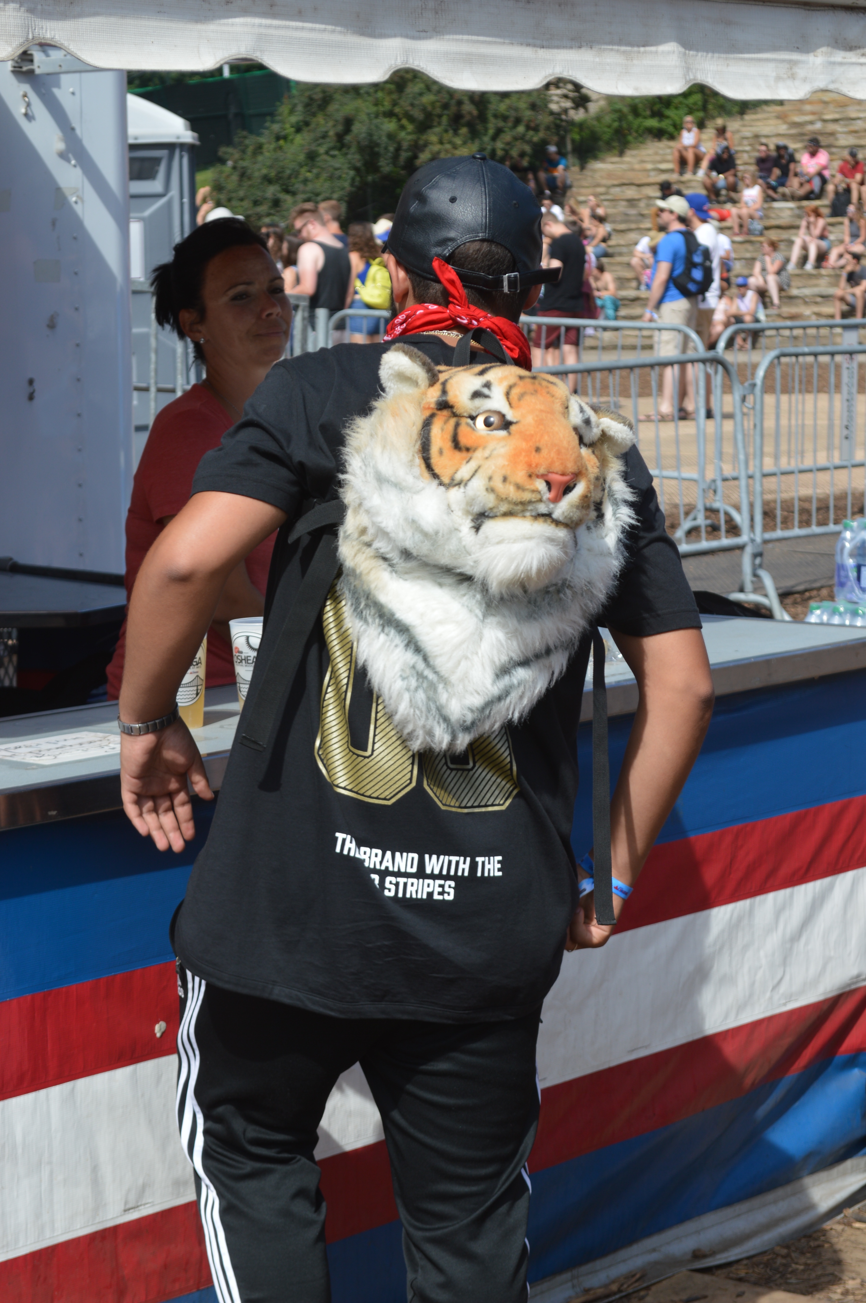 Street Style Osheaga Jour 2: shirt flyé, lunettes de soleil et look rock