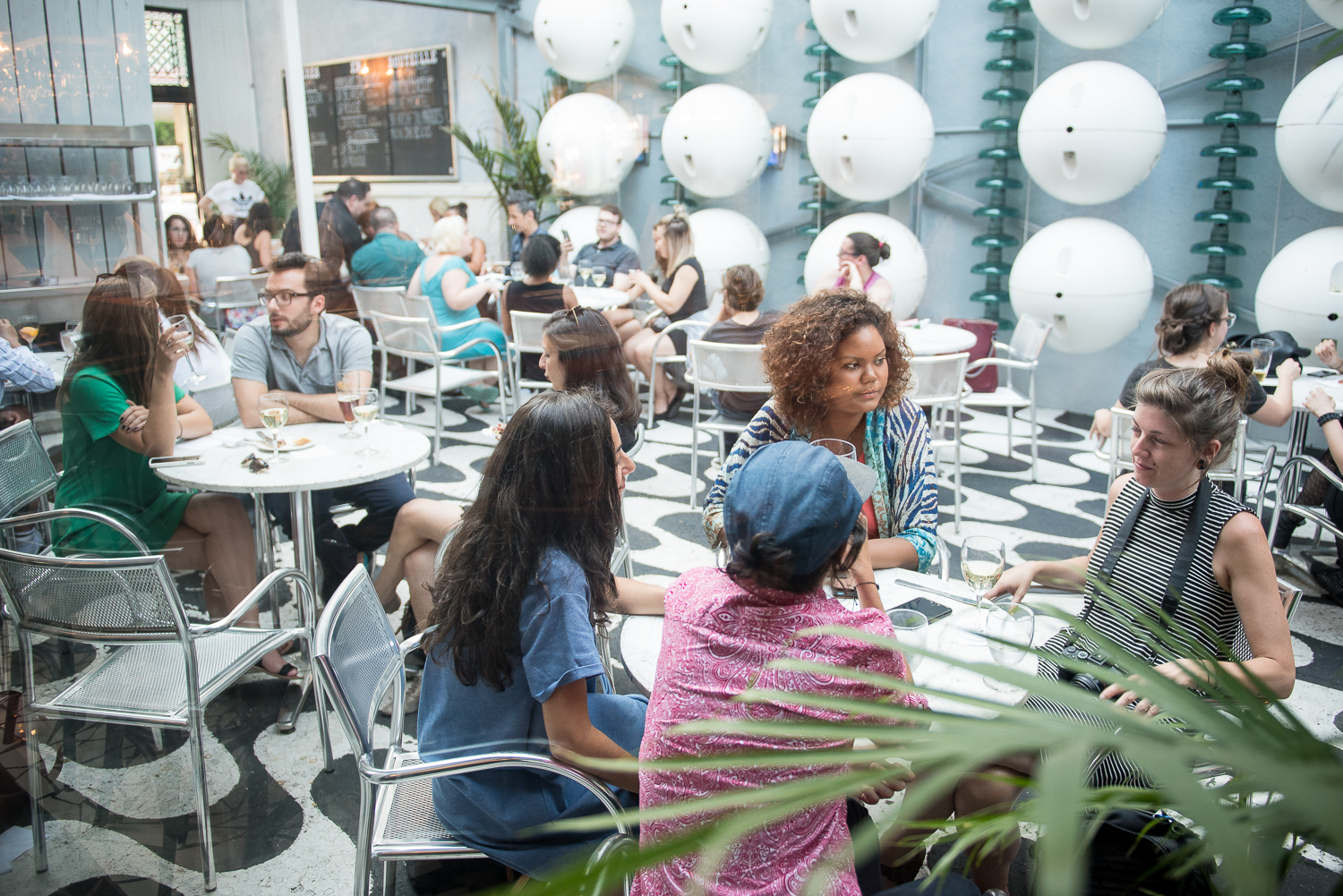 La terrasse de Chez Ma Grosse Truie Chérie est (enfin!) ouverte!