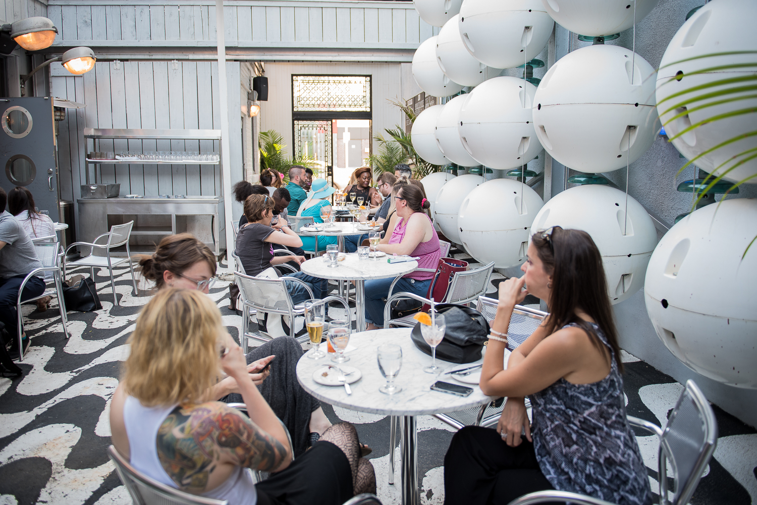La terrasse de Chez Ma Grosse Truie Chérie est (enfin!) ouverte!