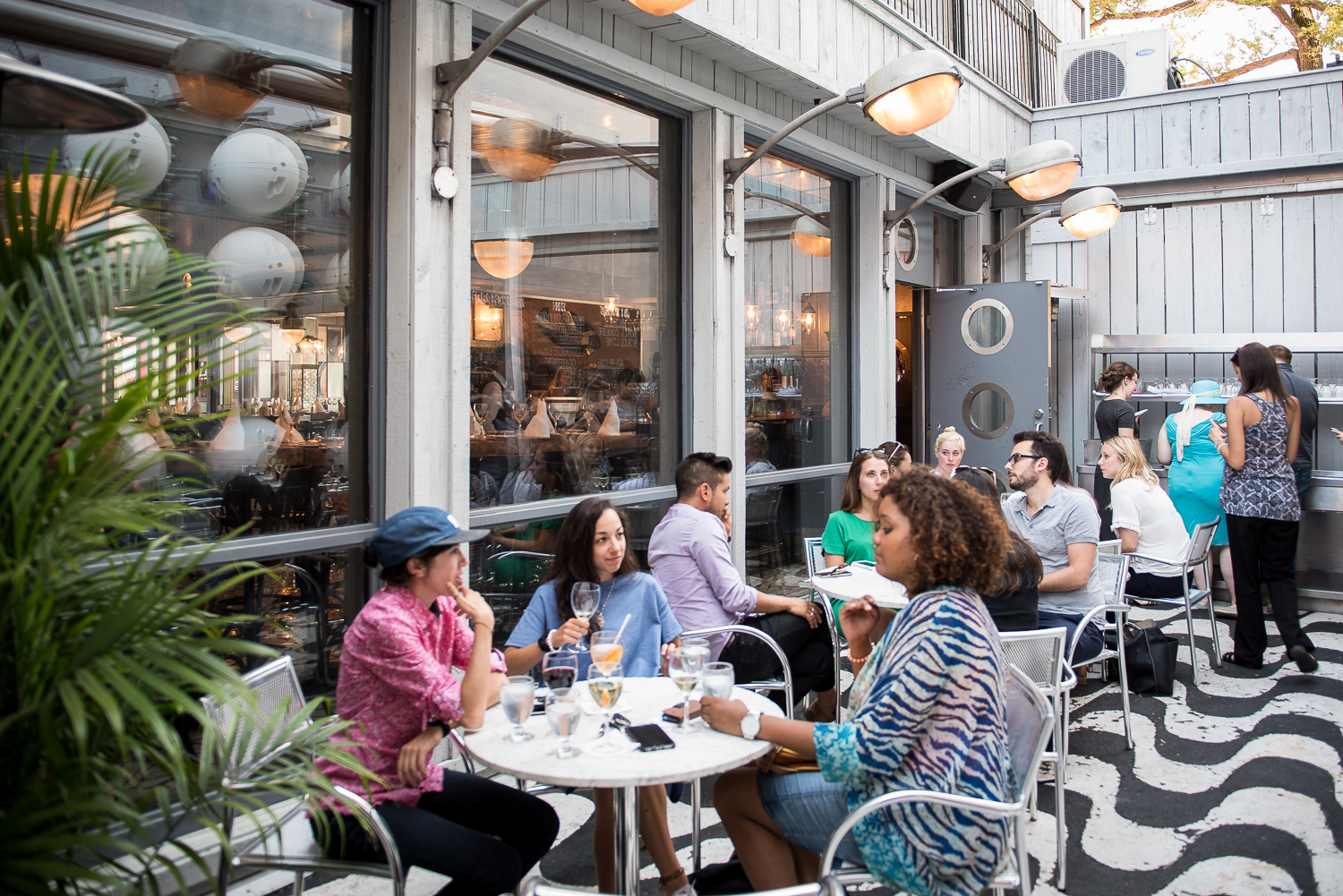 La terrasse de Chez Ma Grosse Truie Chérie est (enfin!) ouverte!