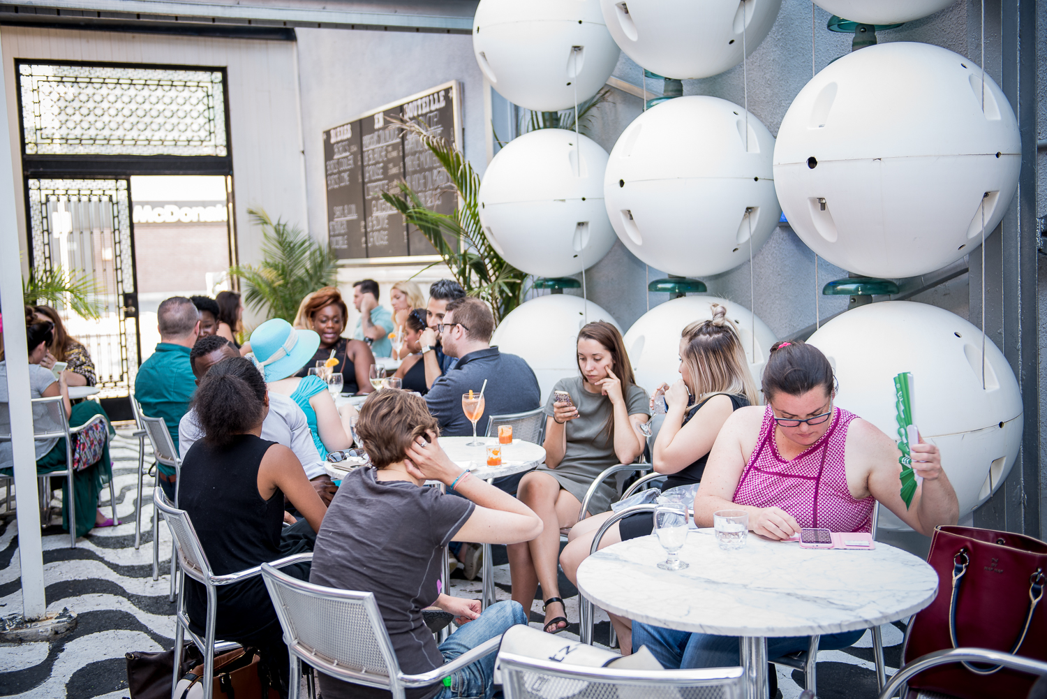 La terrasse de Chez Ma Grosse Truie Chérie est (enfin!) ouverte!