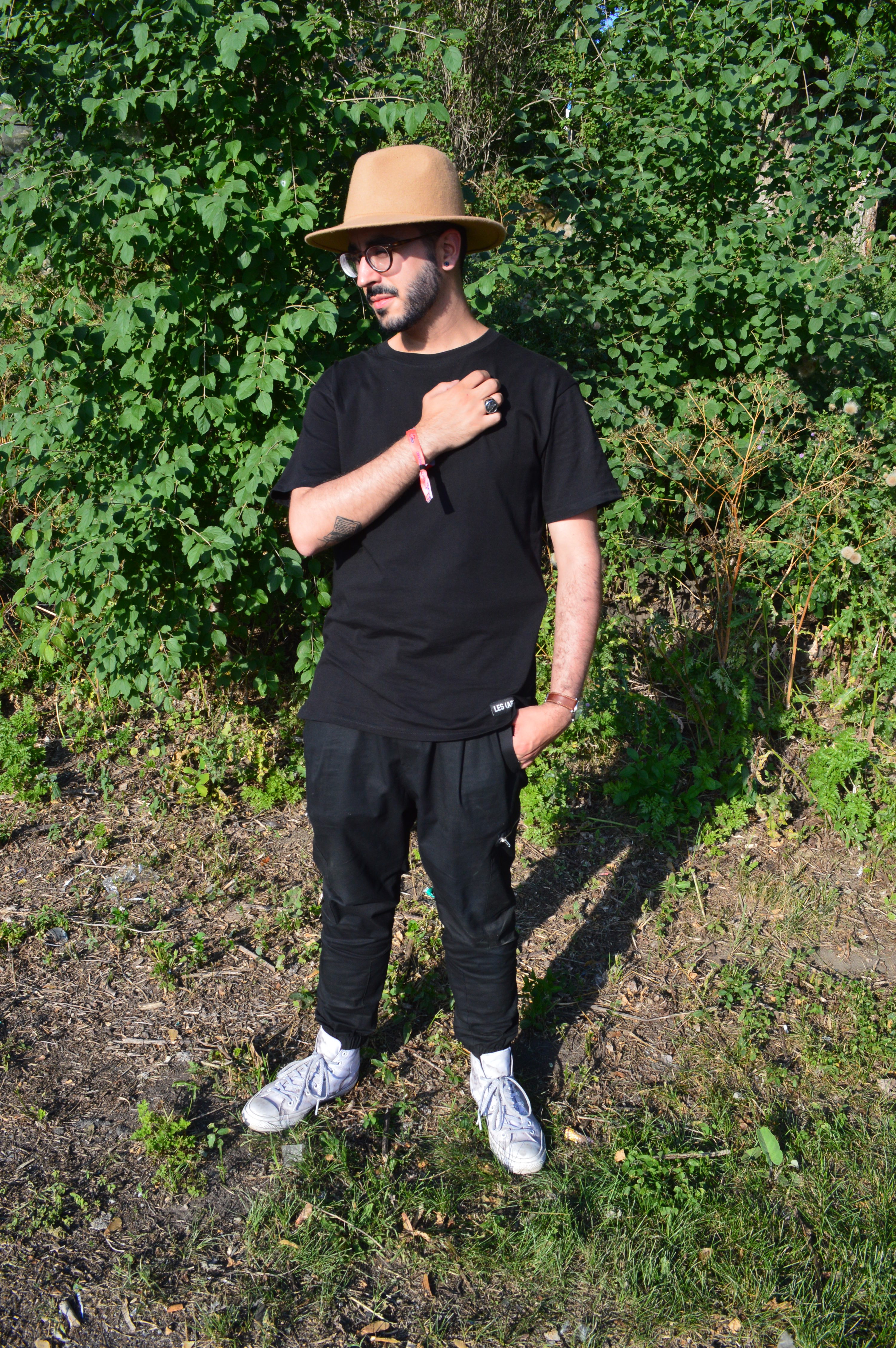 Street Style Osheaga Jour 3: Chapeau, chic chemise fleurie, streetwear et grunge