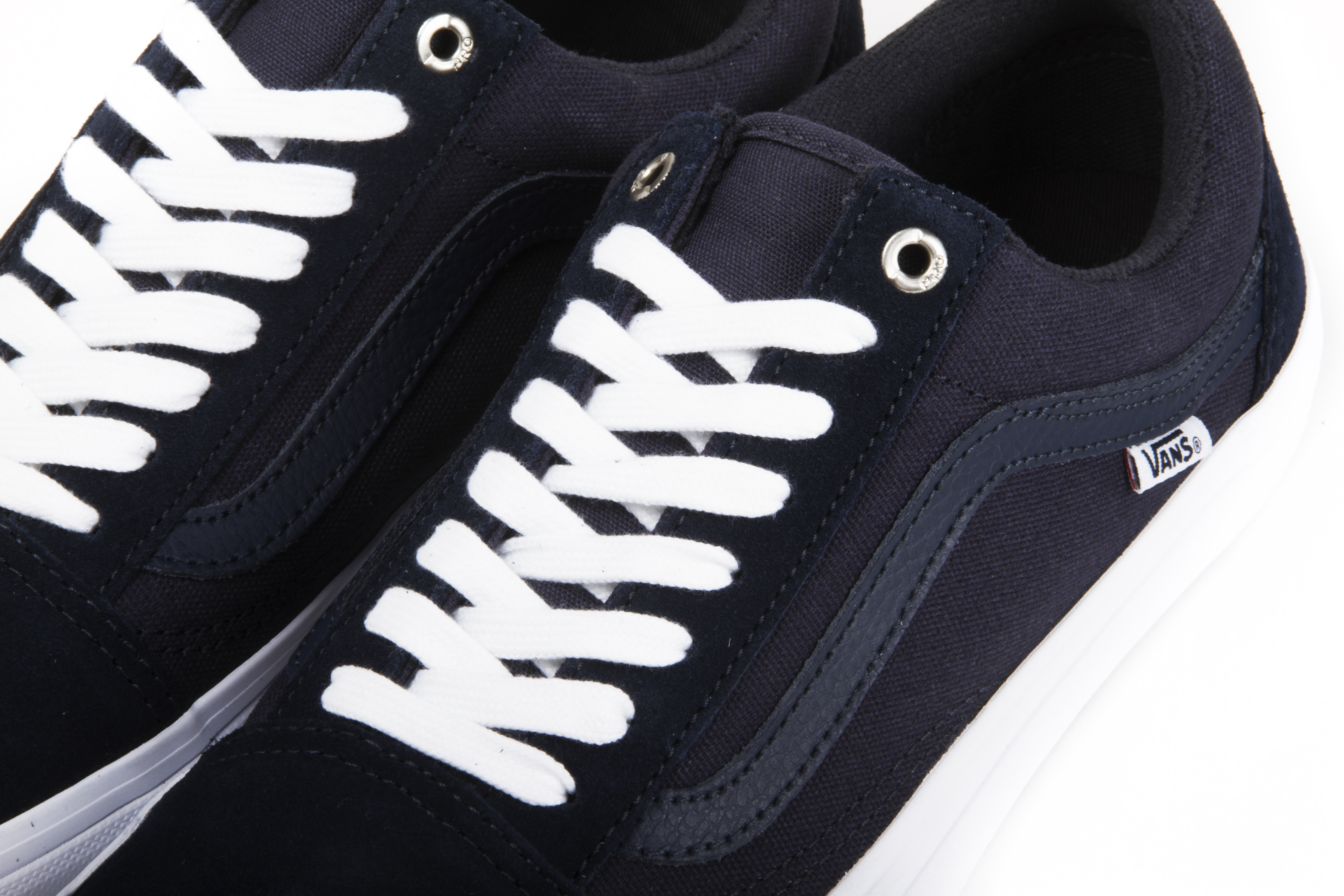 Dime lance trois souliers exclusifs avec Vans et ouvre un pop-up shop!