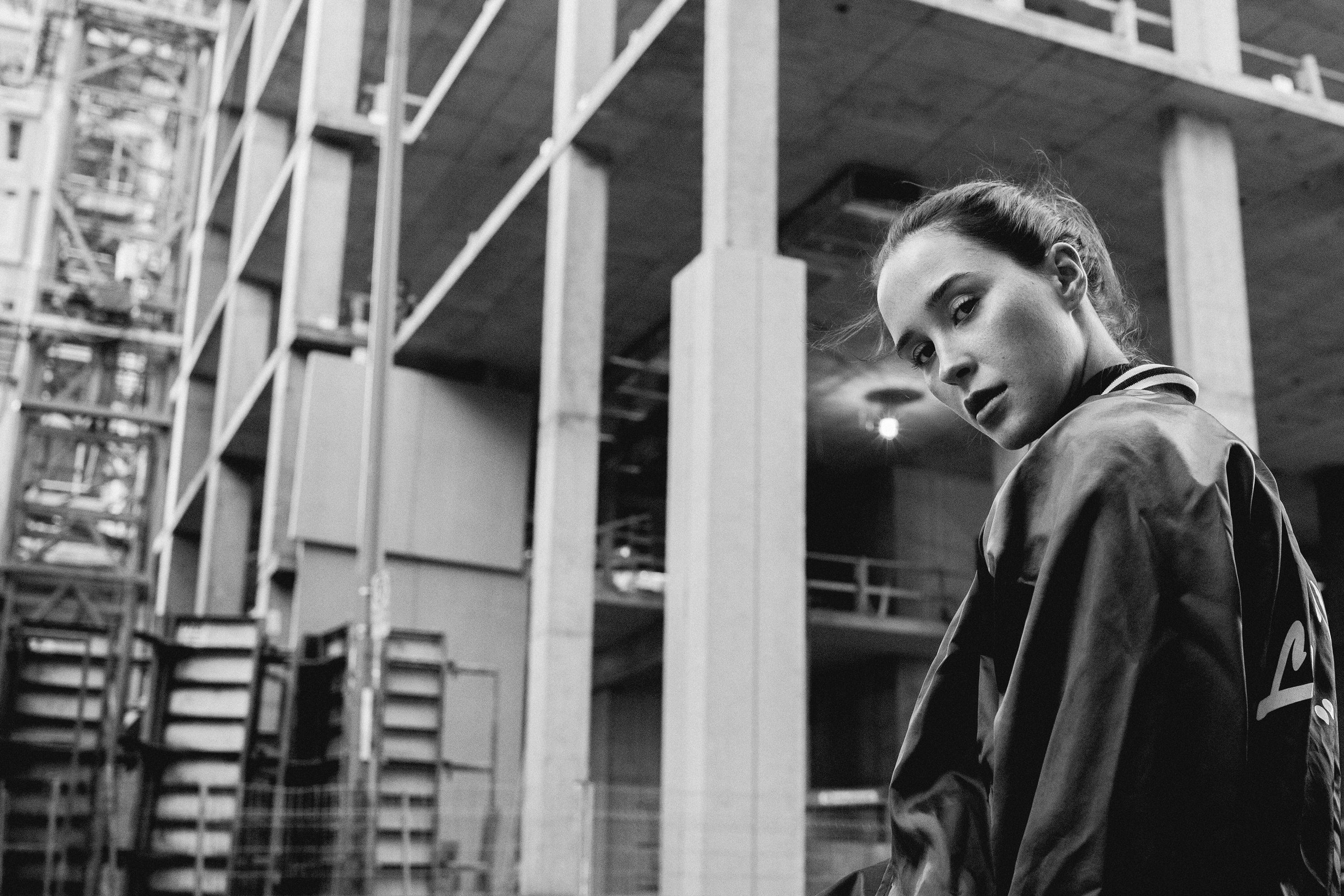 La mannequin Jeanne Cournoyer dans l'objectif lumineux de Kevin Millet [Girl Crush 108]