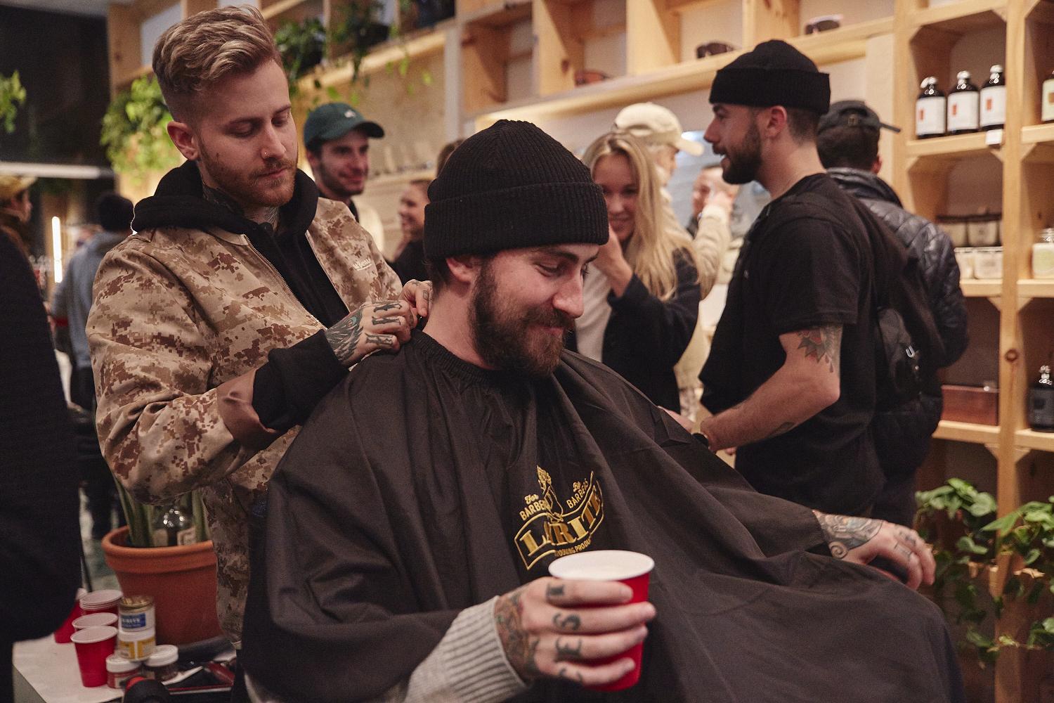 C&#039;est Beau fête leur collection automne-hiver avec bière et barbier