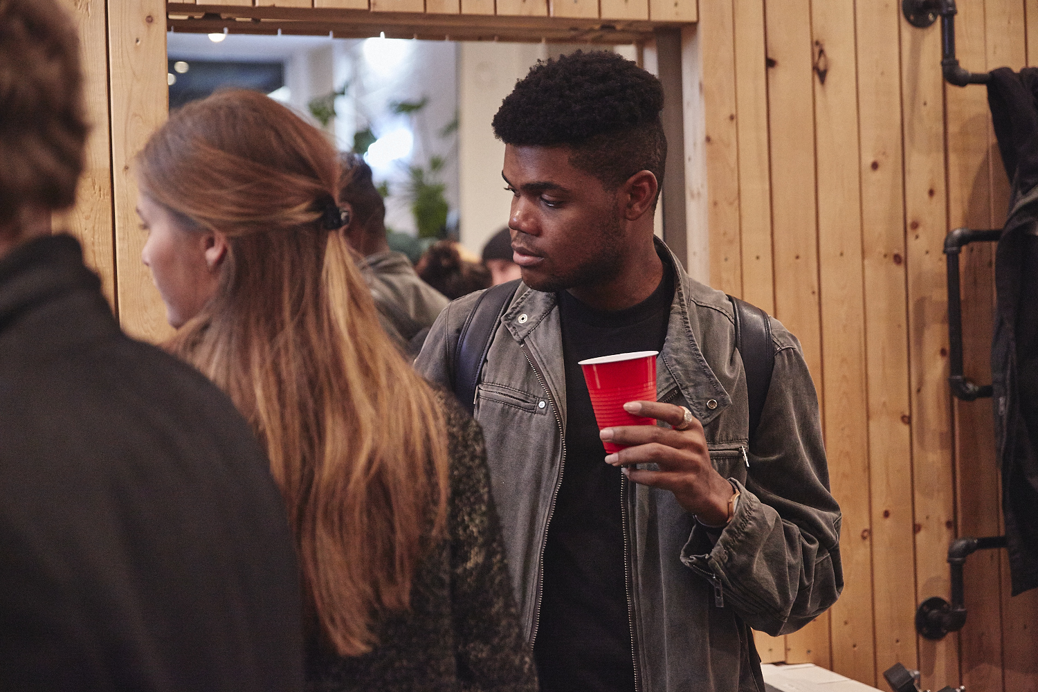 C'est Beau fête leur collection automne-hiver avec bière et barbier