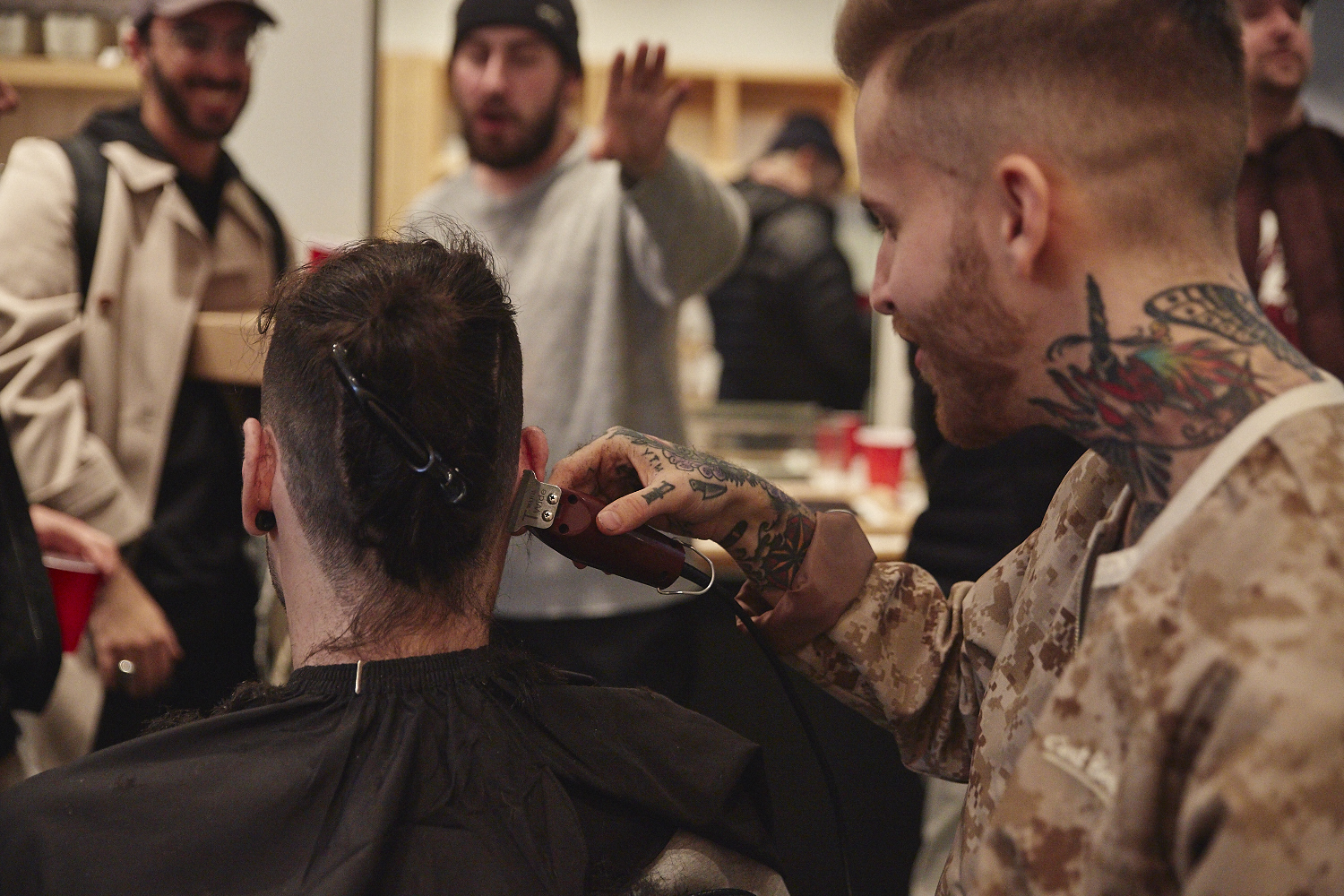 C'est Beau fête leur collection automne-hiver avec bière et barbier