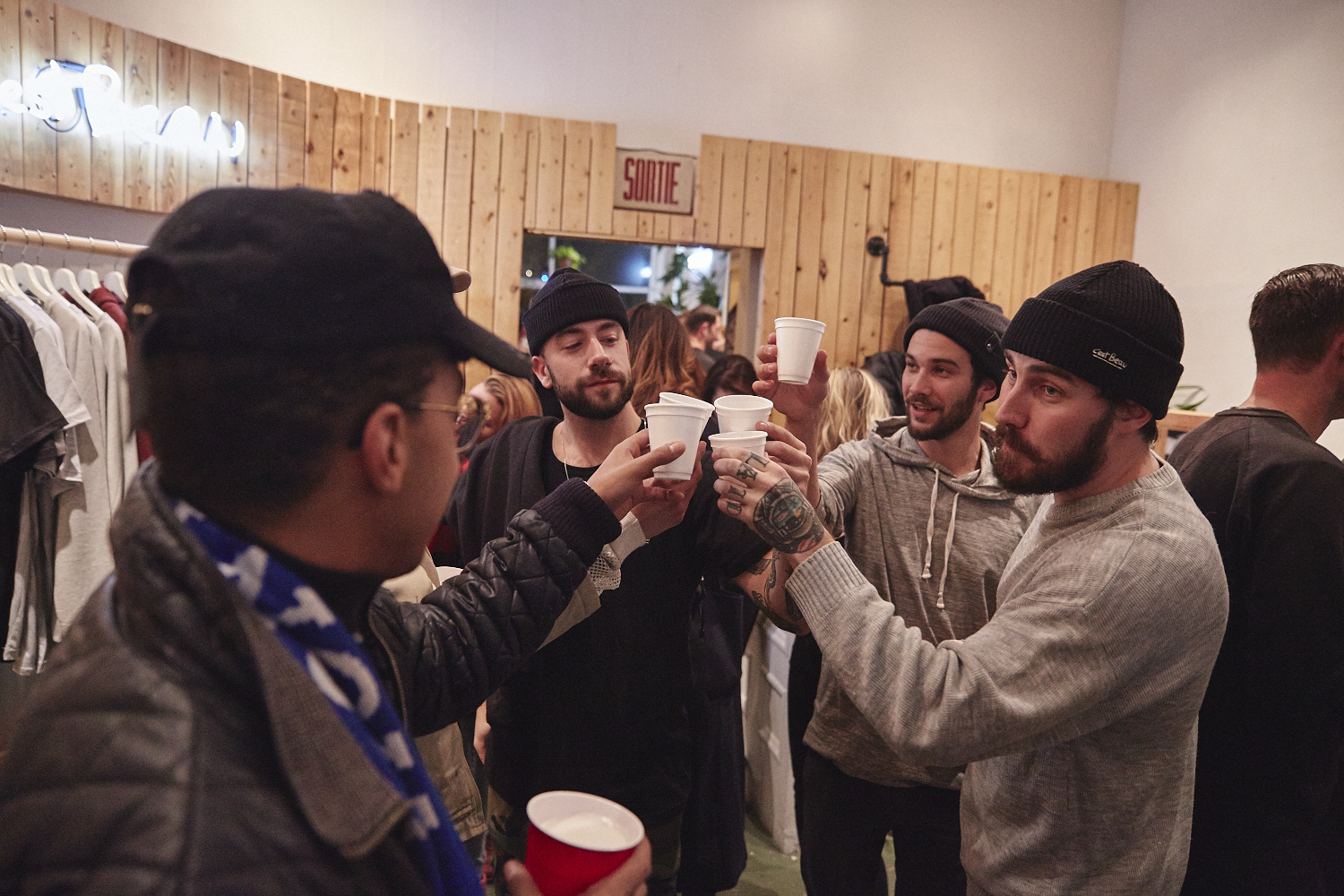 C'est Beau fête leur collection automne-hiver avec bière et barbier