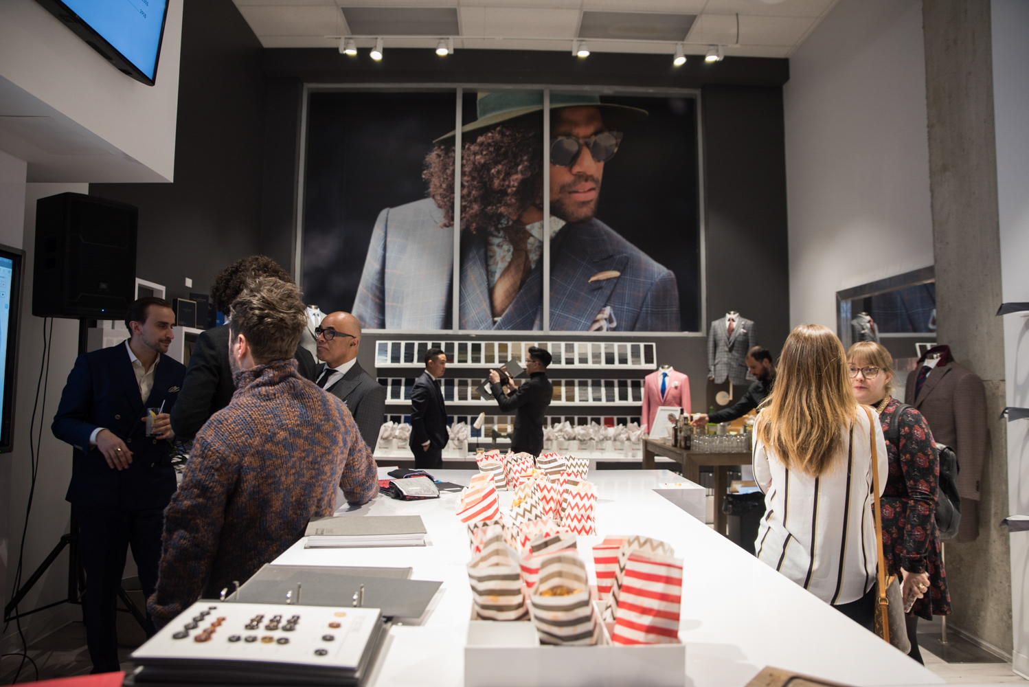 Surmesur ré-ouvre leur boutique pour homme en grand!