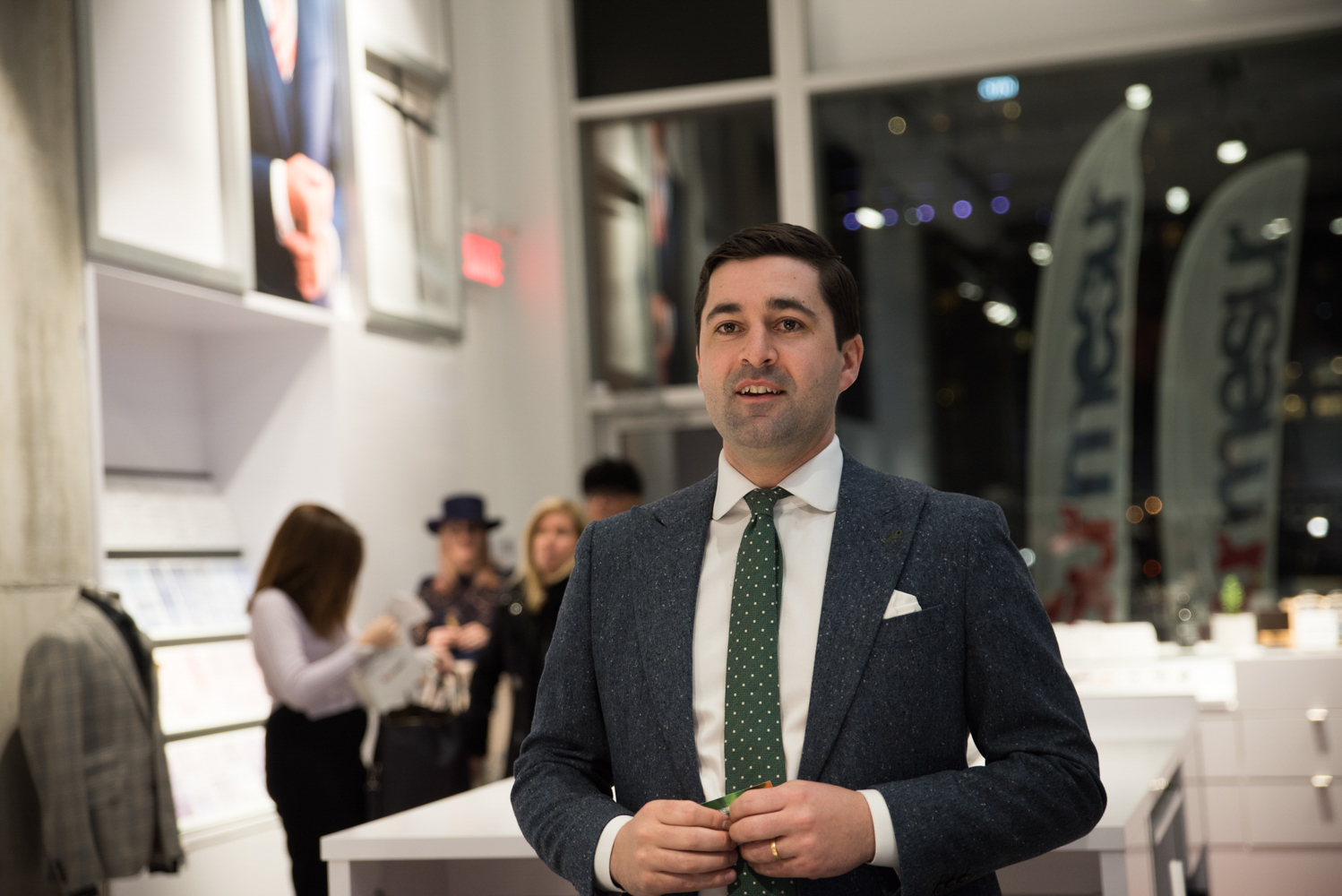 Surmesur ré-ouvre leur boutique pour homme en grand!
