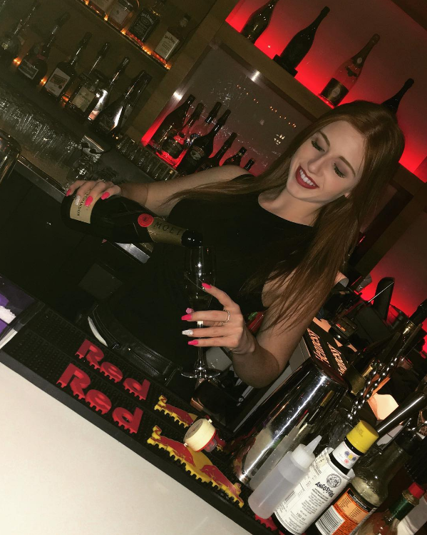 Virginie Victoire Theoret, mannequin, serveuse et barmaid [Barmaid 003]