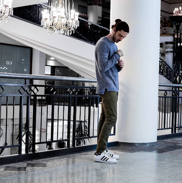 Découvrez le look décontracté d'Alessandro Commodari [Portrait de style 012]