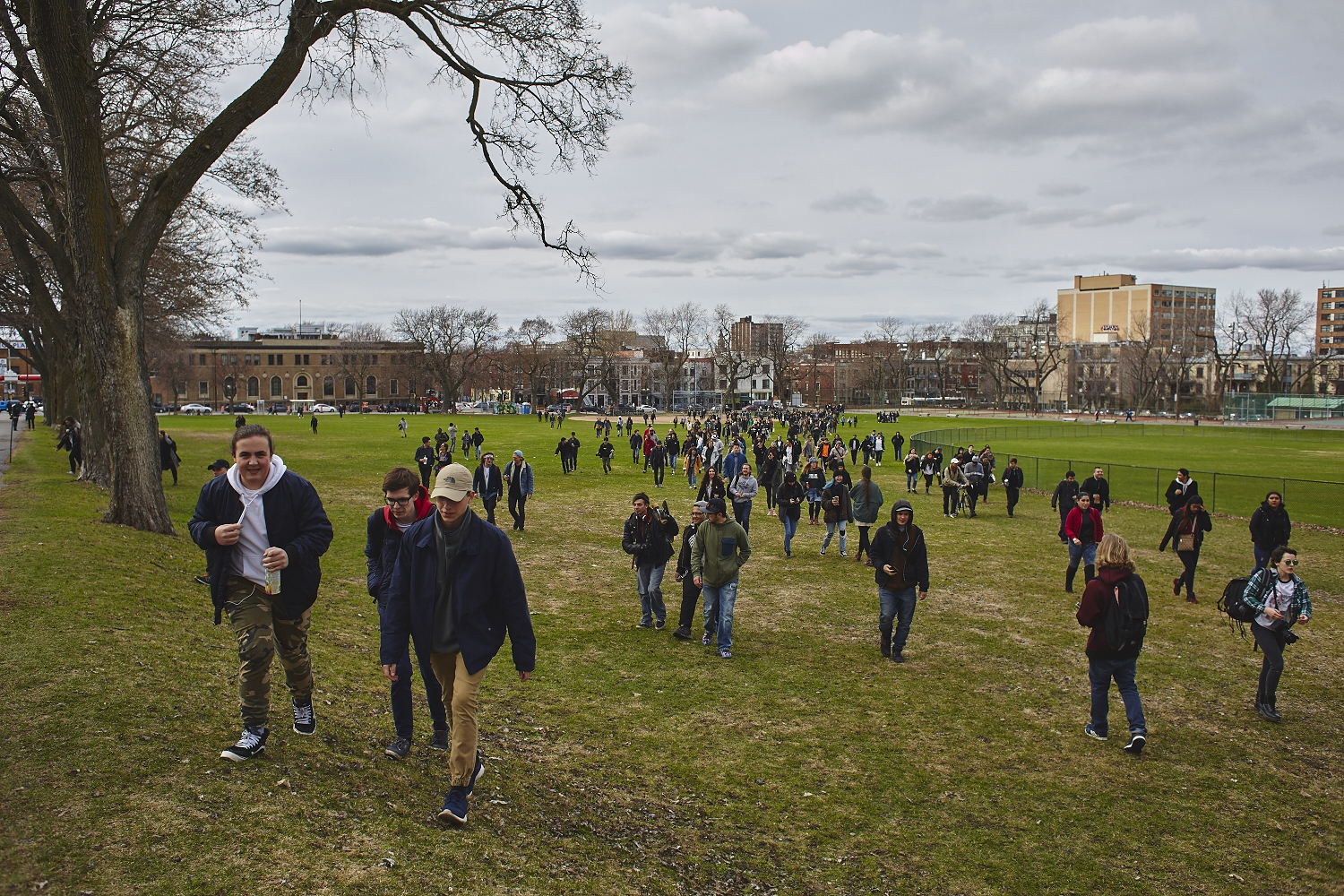 Des milliers de jeunes fêtent le 4/20 au pied du Mont-Royal [Photos]