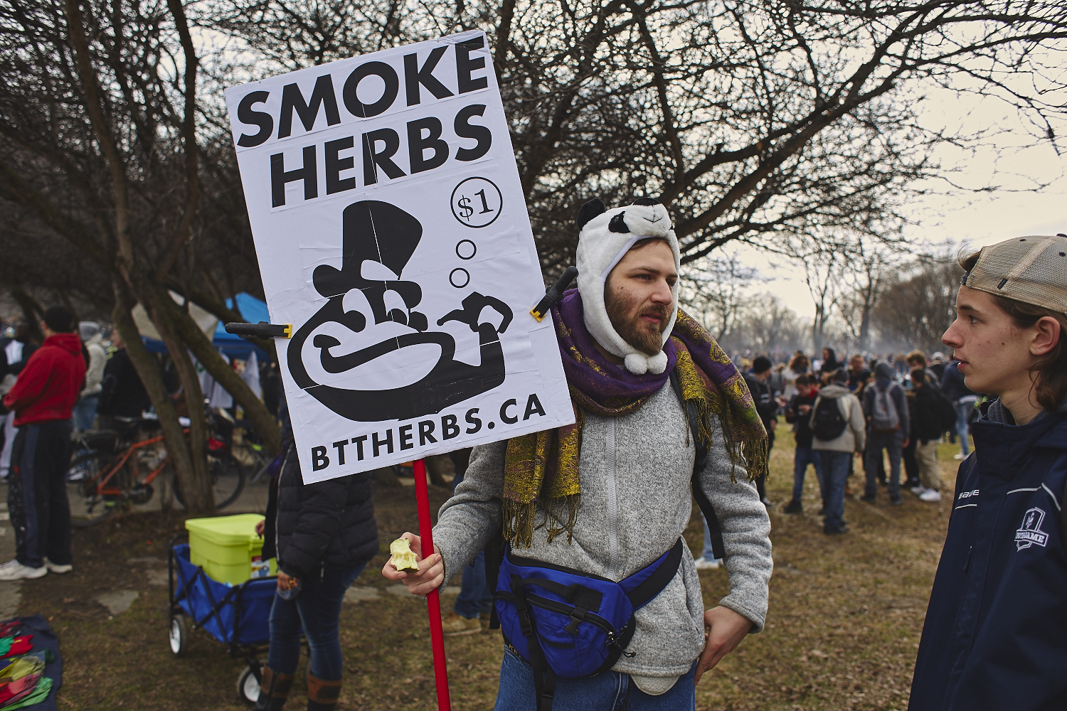 Des milliers de jeunes fêtent le 4/20 au pied du Mont-Royal [Photos]
