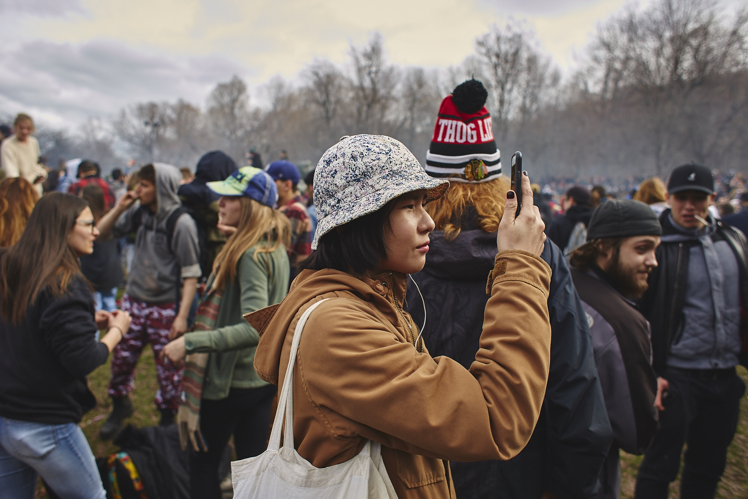 Des milliers de jeunes fêtent le 4/20 au pied du Mont-Royal [Photos]