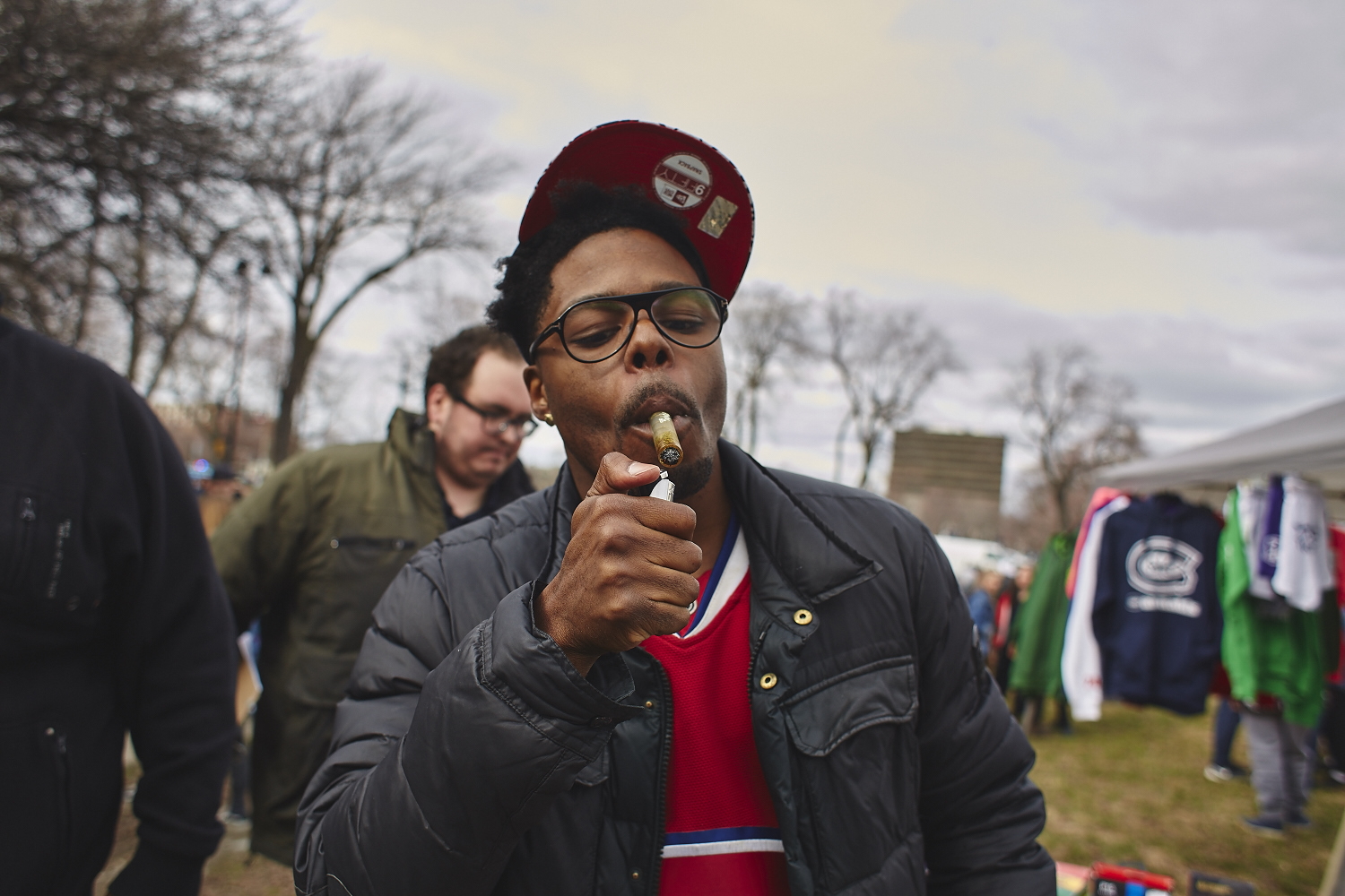 Des milliers de jeunes fêtent le 4/20 au pied du Mont-Royal [Photos]