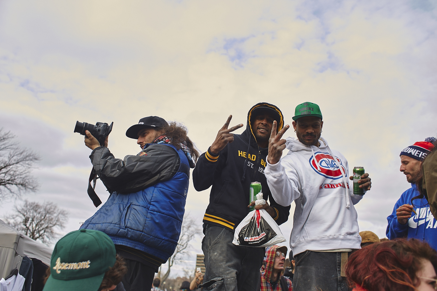 Des milliers de jeunes fêtent le 4/20 au pied du Mont-Royal [Photos]
