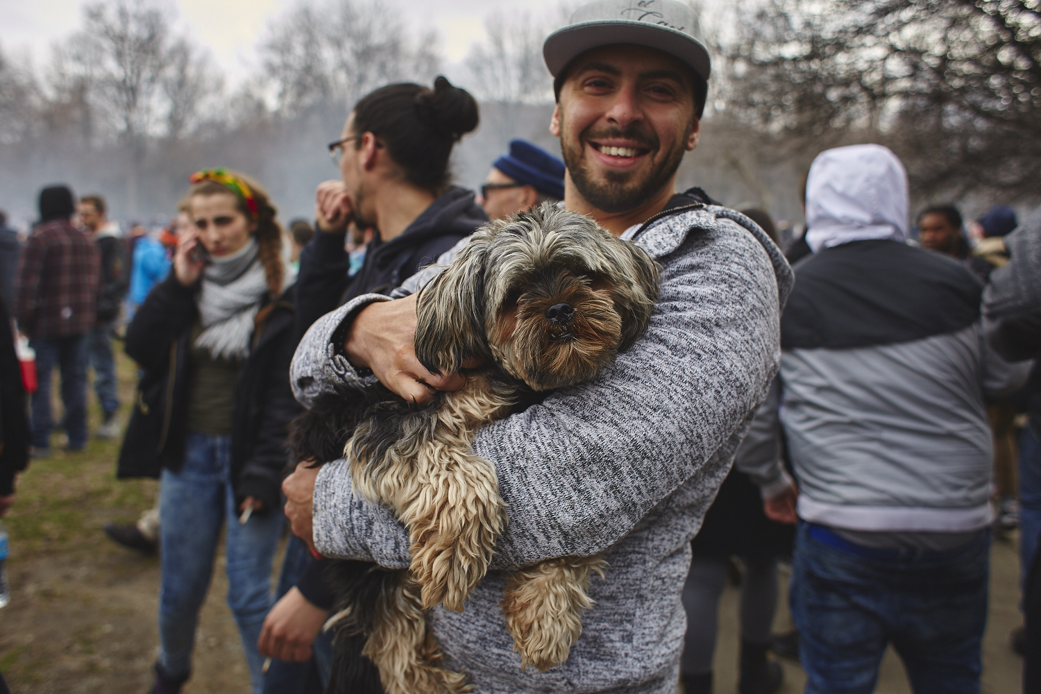 Des milliers de jeunes fêtent le 4/20 au pied du Mont-Royal [Photos]