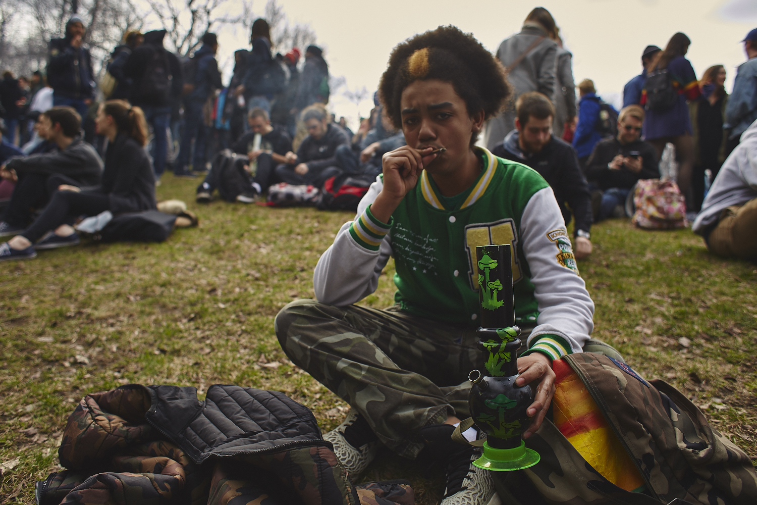 Des milliers de jeunes fêtent le 4/20 au pied du Mont-Royal [Photos]
