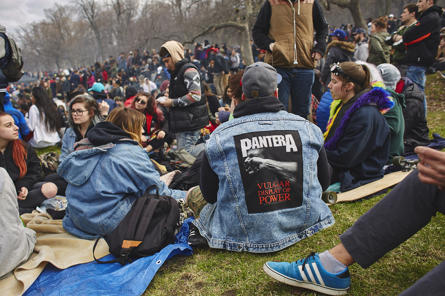 Des milliers de jeunes fêtent le 4/20 au pied du Mont-Royal [Photos]