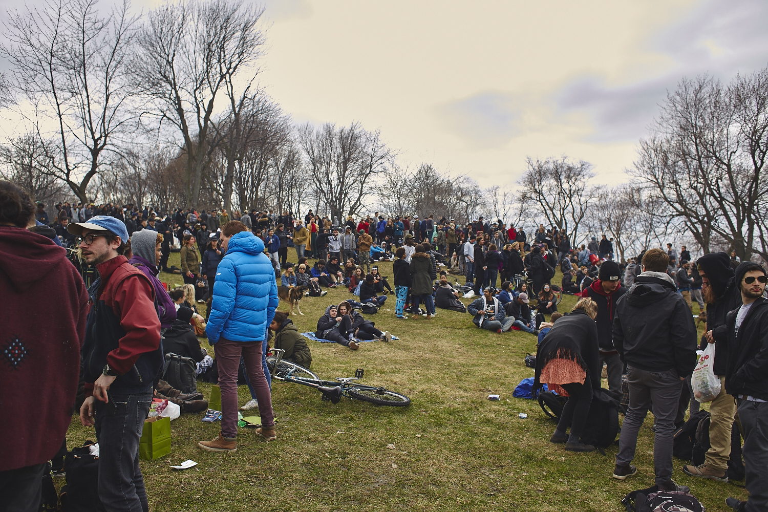 Des milliers de jeunes fêtent le 4/20 au pied du Mont-Royal [Photos]