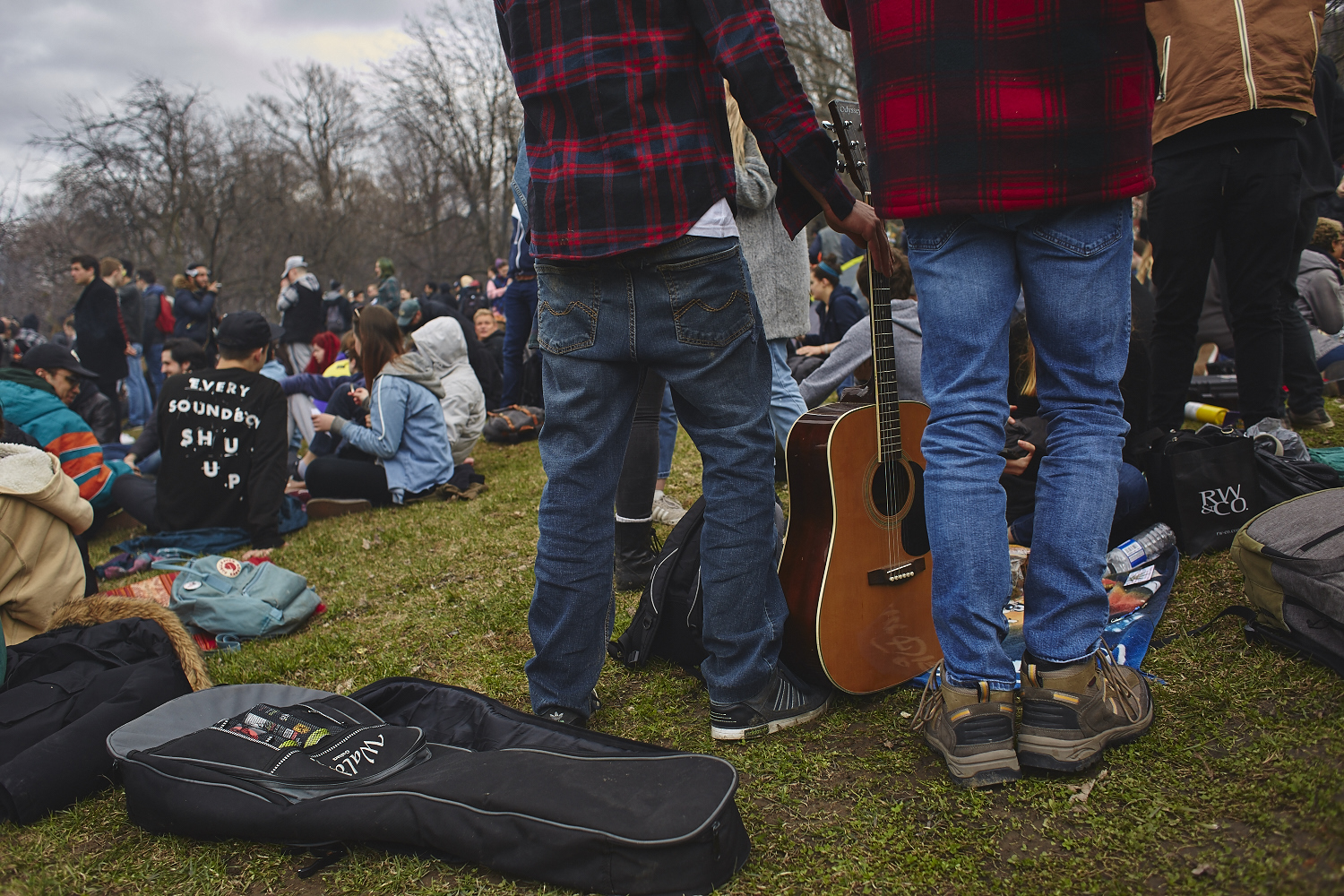 Des milliers de jeunes fêtent le 4/20 au pied du Mont-Royal [Photos]