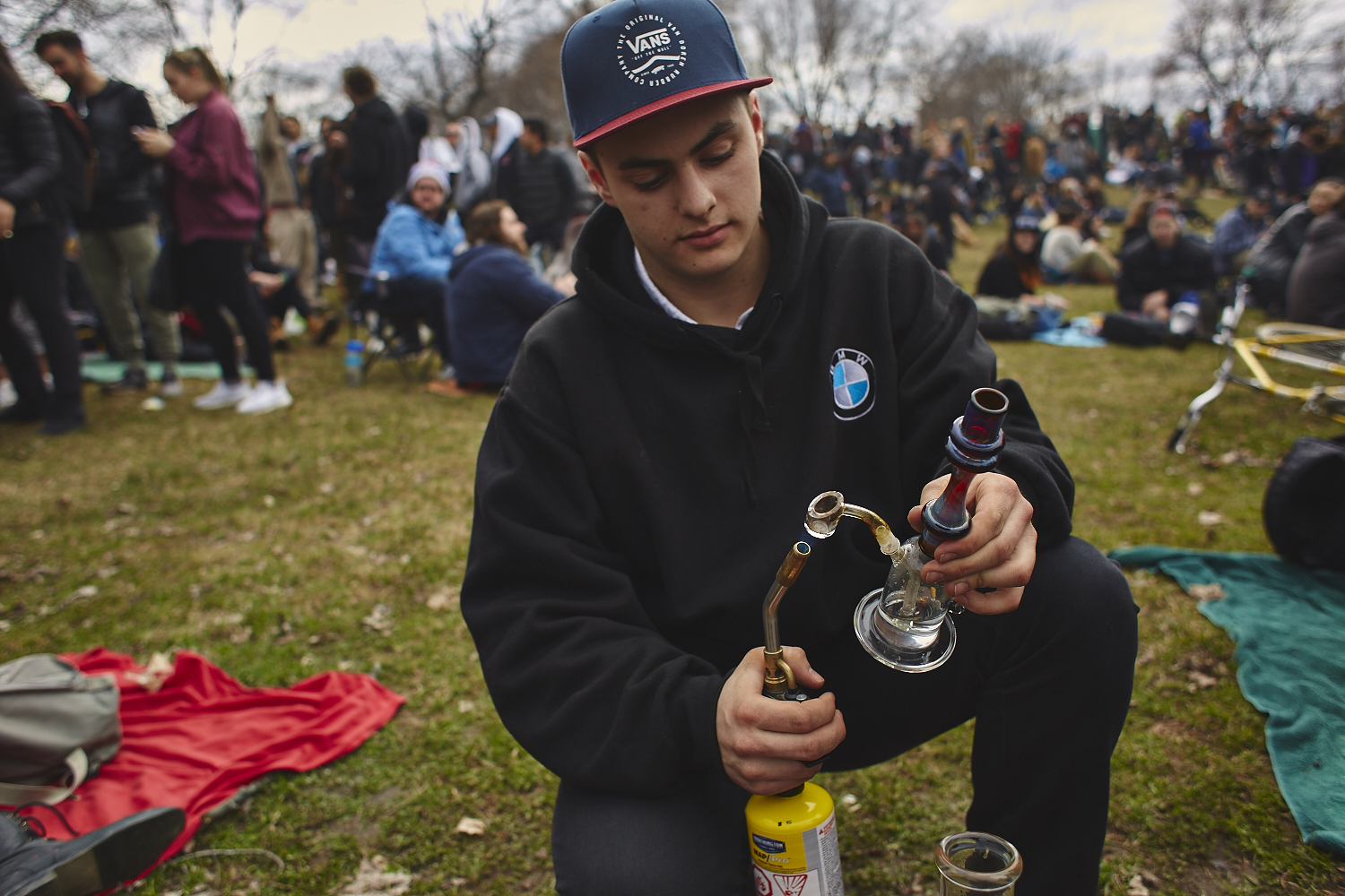 Des milliers de jeunes fêtent le 4/20 au pied du Mont-Royal [Photos]