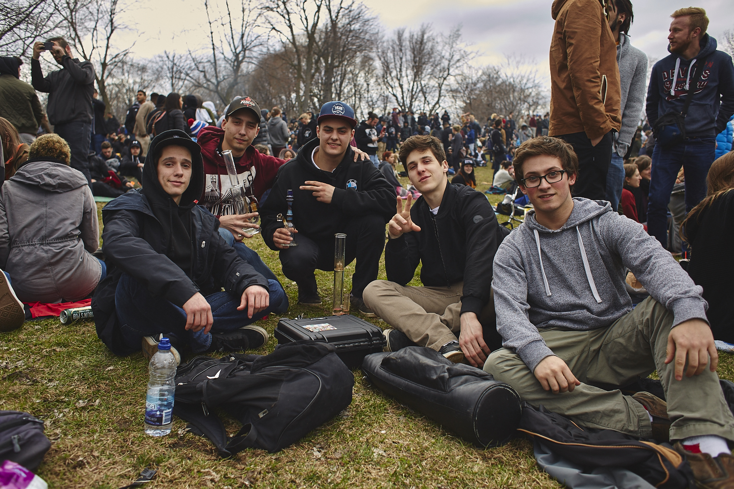 Des milliers de jeunes fêtent le 4/20 au pied du Mont-Royal [Photos]