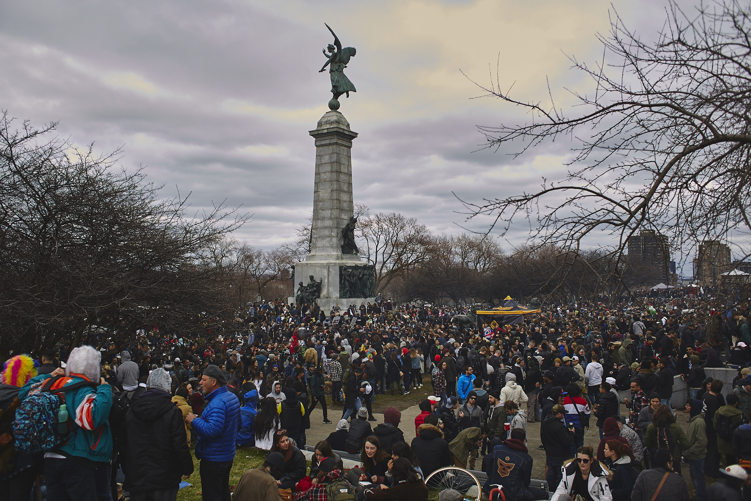 Des milliers de jeunes fêtent le 4/20 au pied du Mont-Royal [Photos]