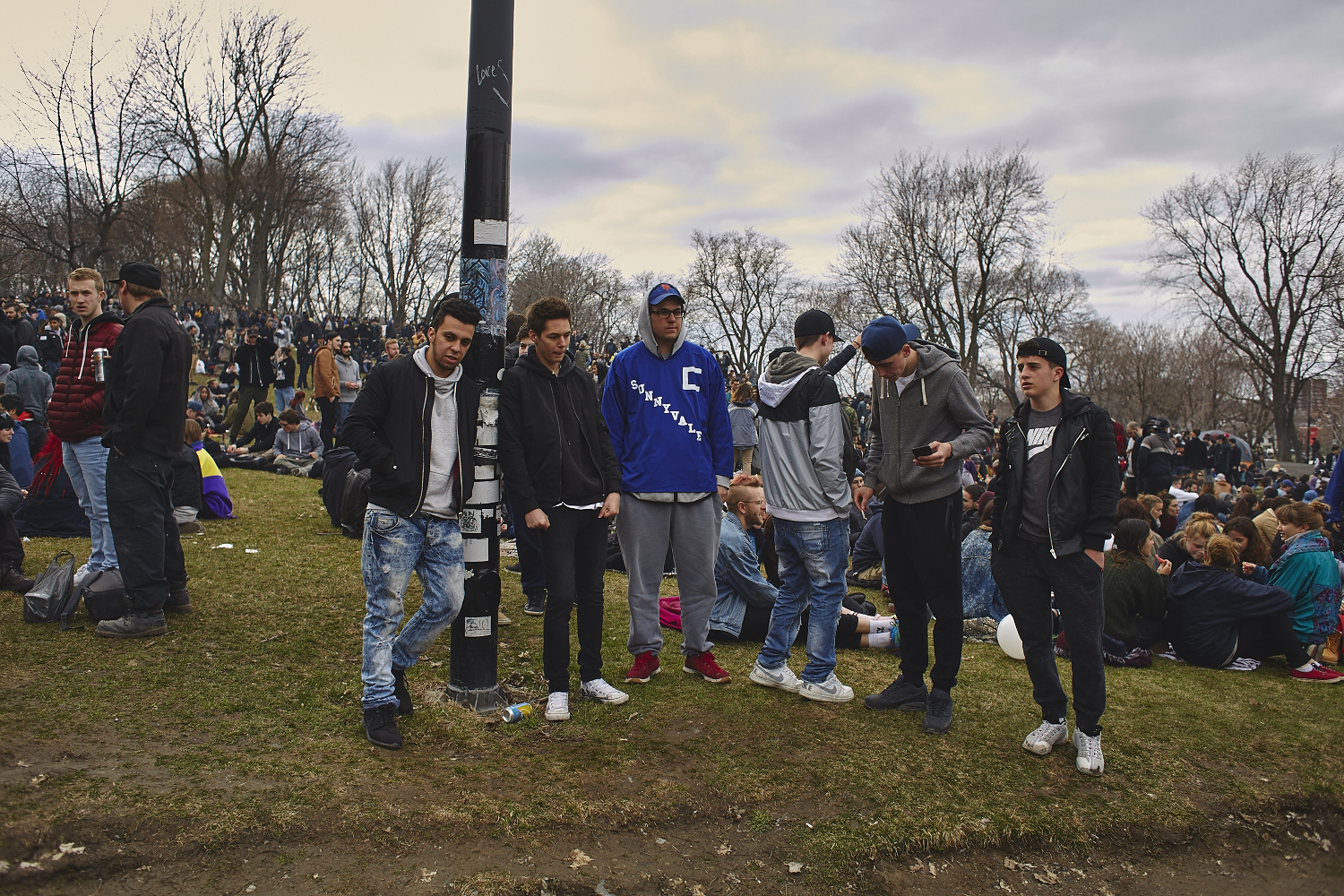 Des milliers de jeunes fêtent le 4/20 au pied du Mont-Royal [Photos]