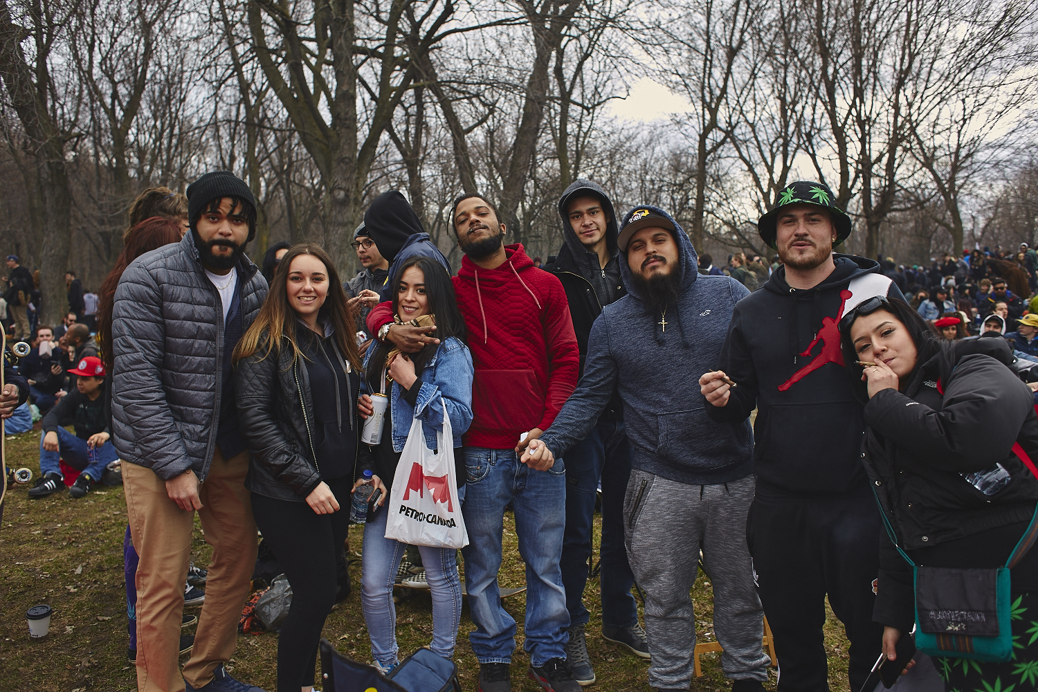Des milliers de jeunes fêtent le 4/20 au pied du Mont-Royal [Photos]