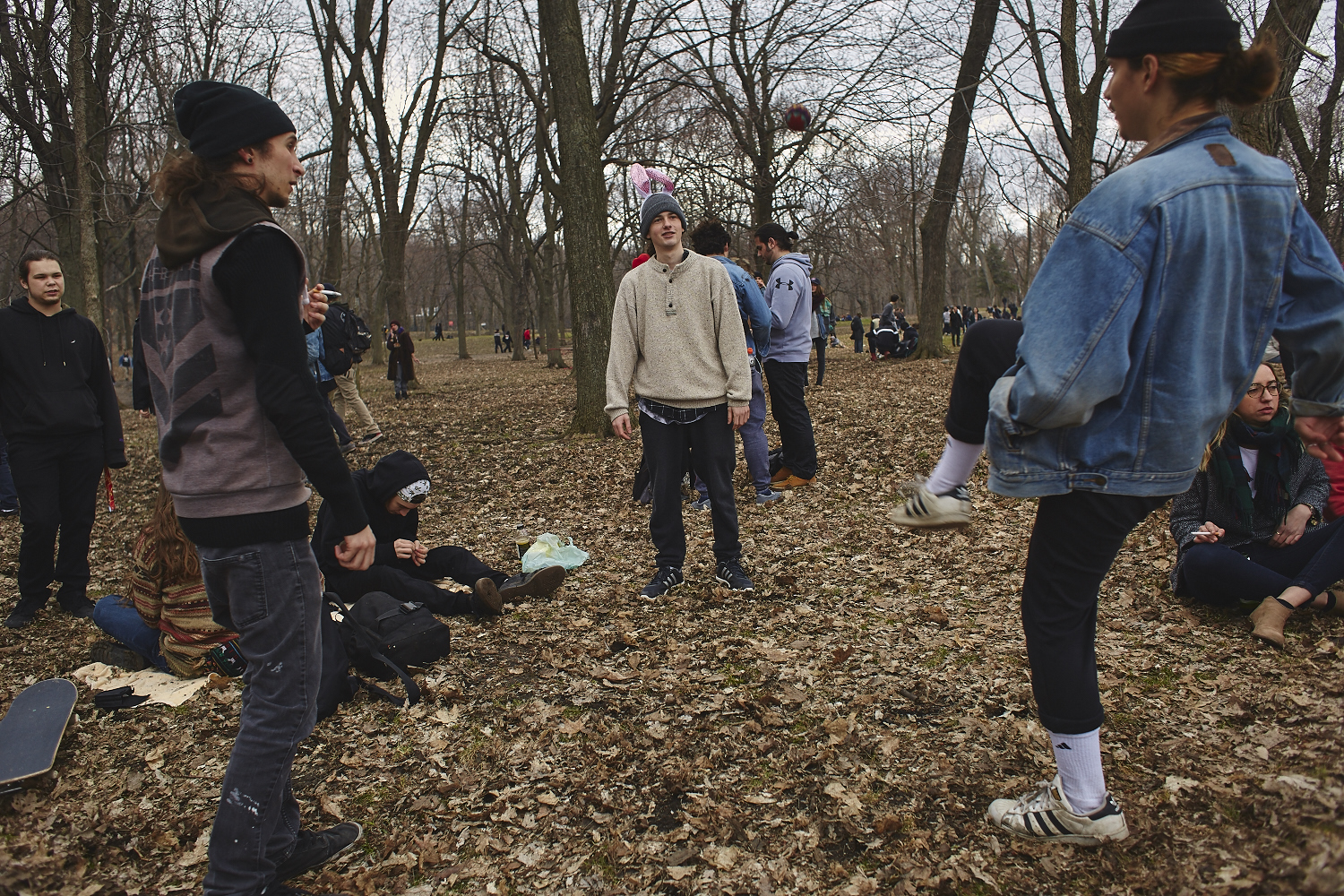 Des milliers de jeunes fêtent le 4/20 au pied du Mont-Royal [Photos]