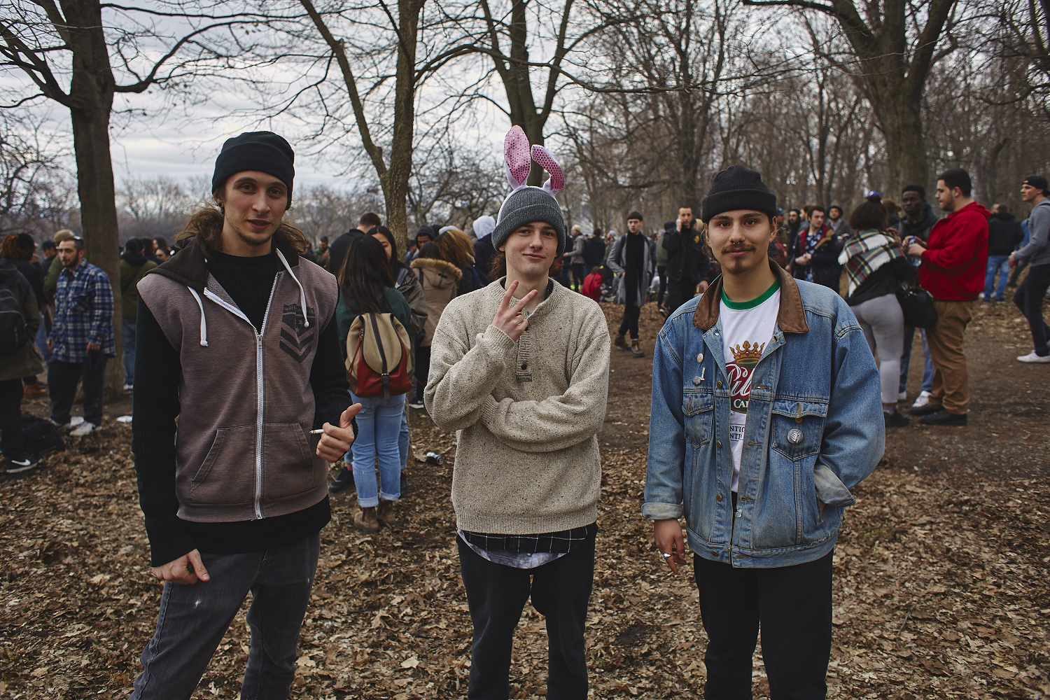 Des milliers de jeunes fêtent le 4/20 au pied du Mont-Royal [Photos]