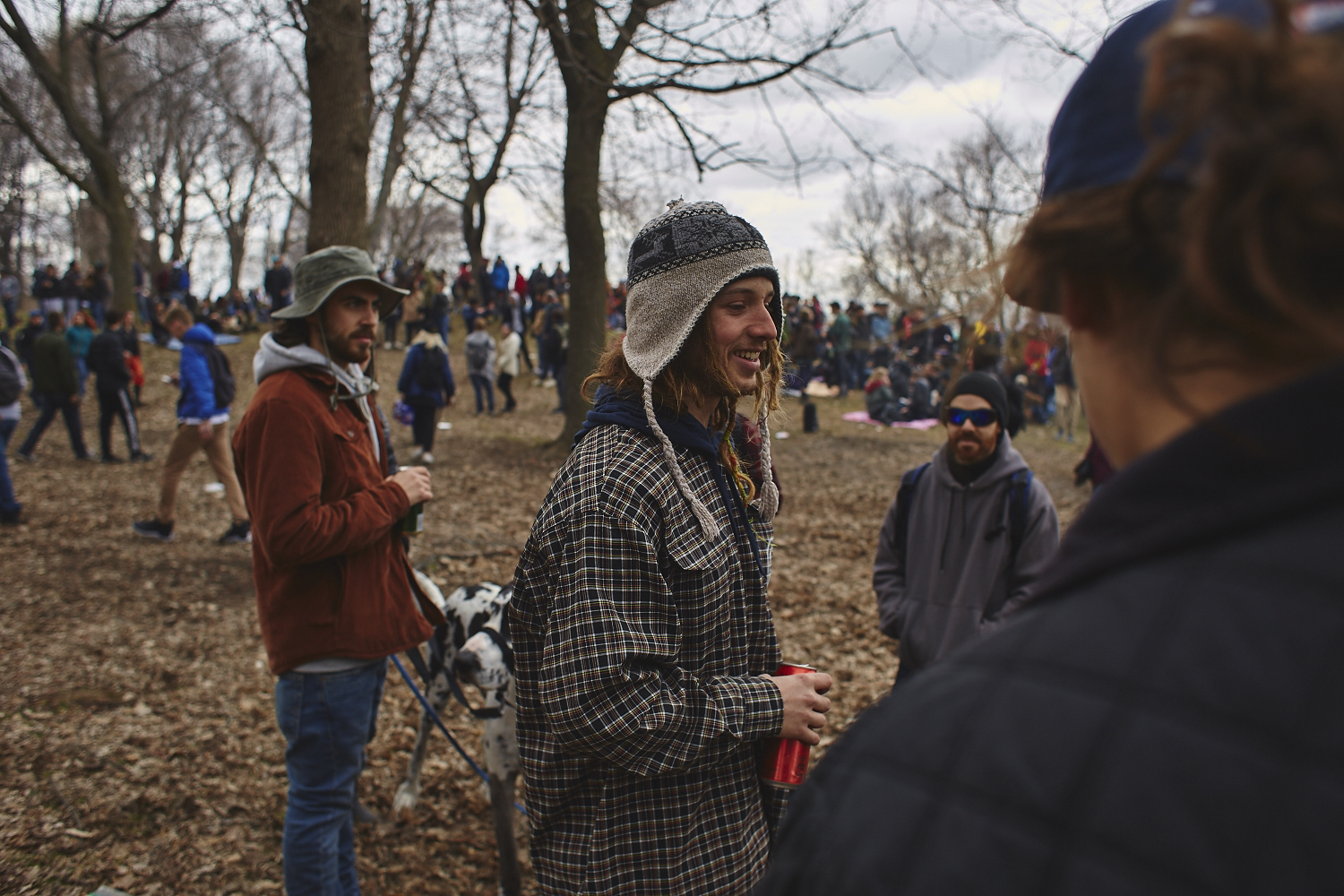 Des milliers de jeunes fêtent le 4/20 au pied du Mont-Royal [Photos]