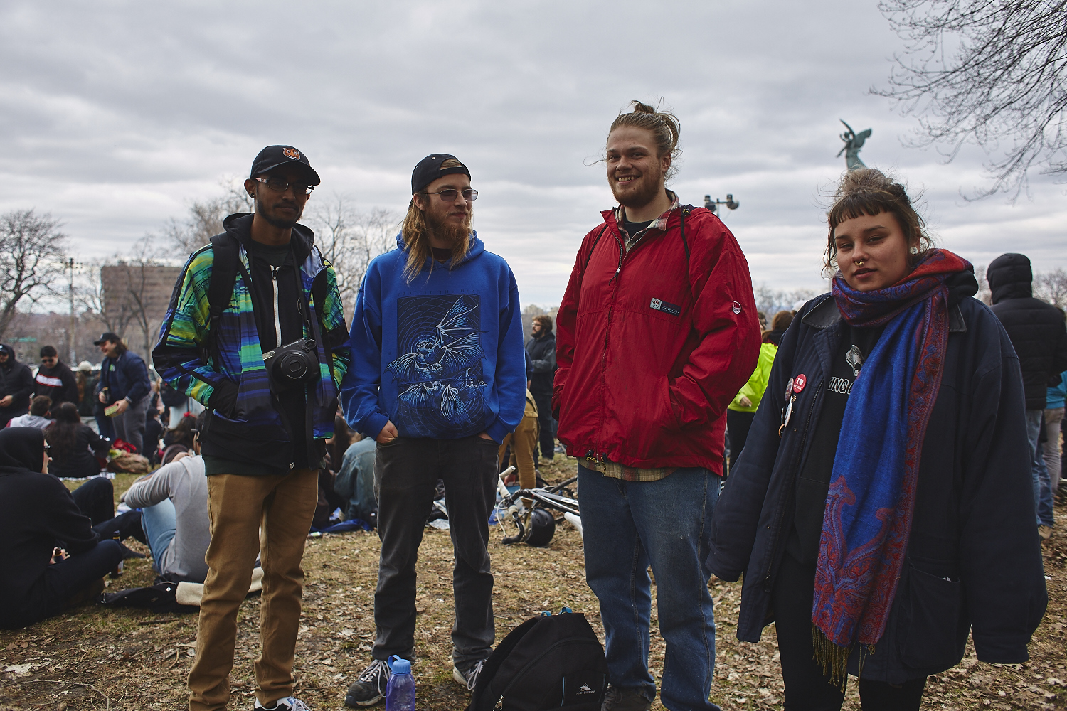 Des milliers de jeunes fêtent le 4/20 au pied du Mont-Royal [Photos]