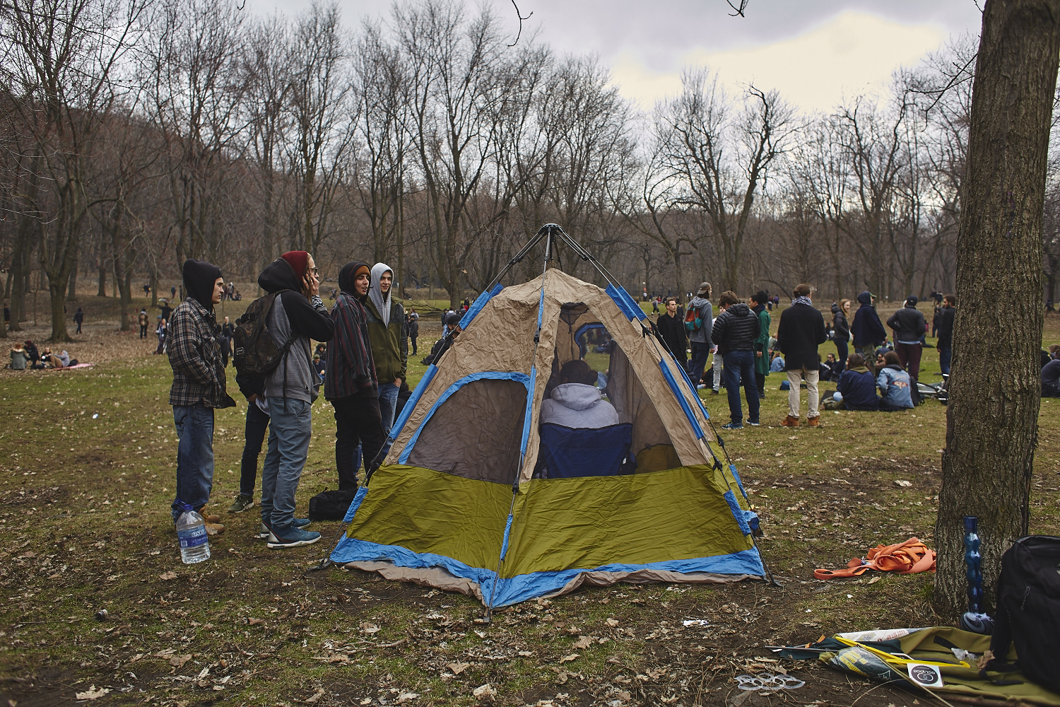 Des milliers de jeunes fêtent le 4/20 au pied du Mont-Royal [Photos]