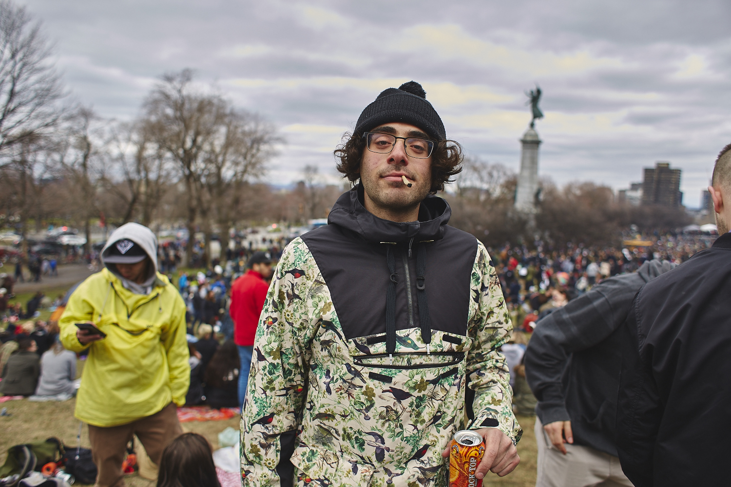 Des milliers de jeunes fêtent le 4/20 au pied du Mont-Royal [Photos]