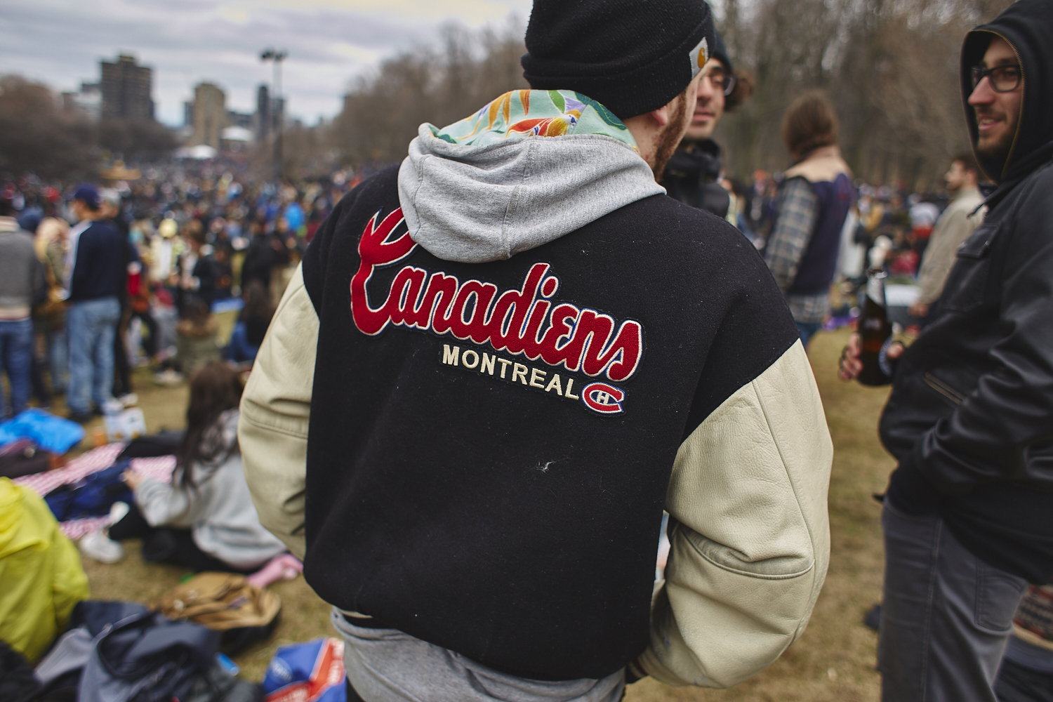 Des milliers de jeunes fêtent le 4/20 au pied du Mont-Royal [Photos]