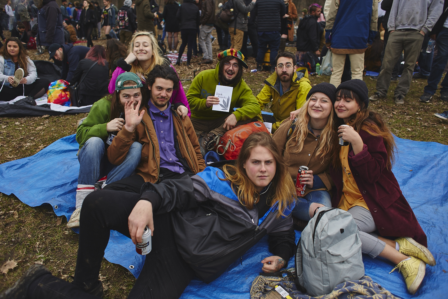 Des milliers de jeunes fêtent le 4/20 au pied du Mont-Royal [Photos]