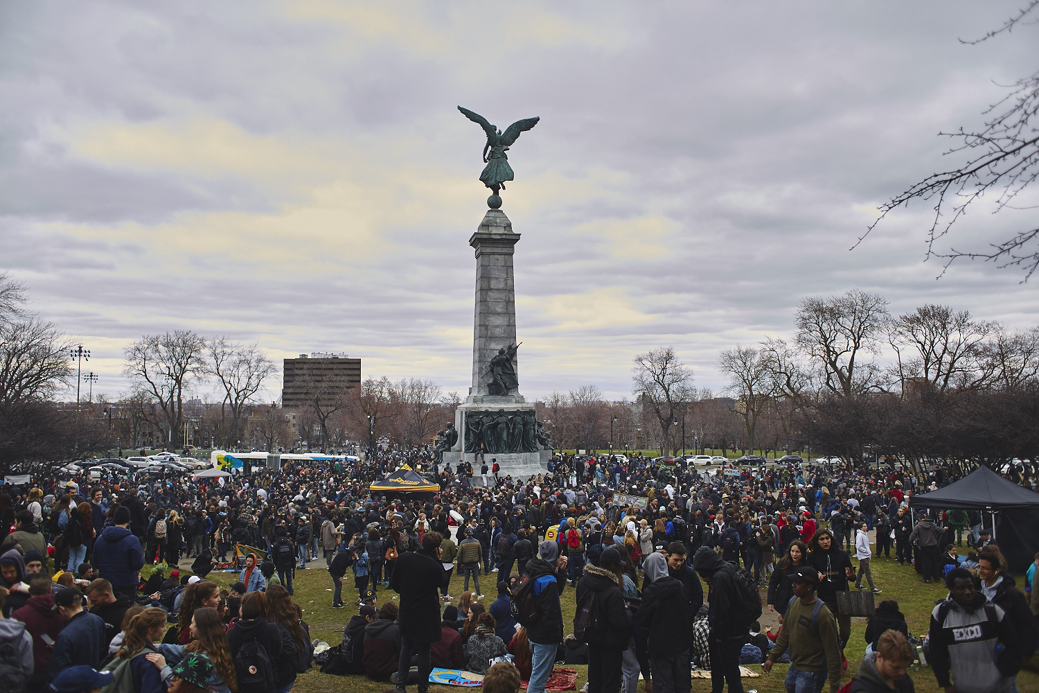 Des milliers de jeunes fêtent le 4/20 au pied du Mont-Royal [Photos]