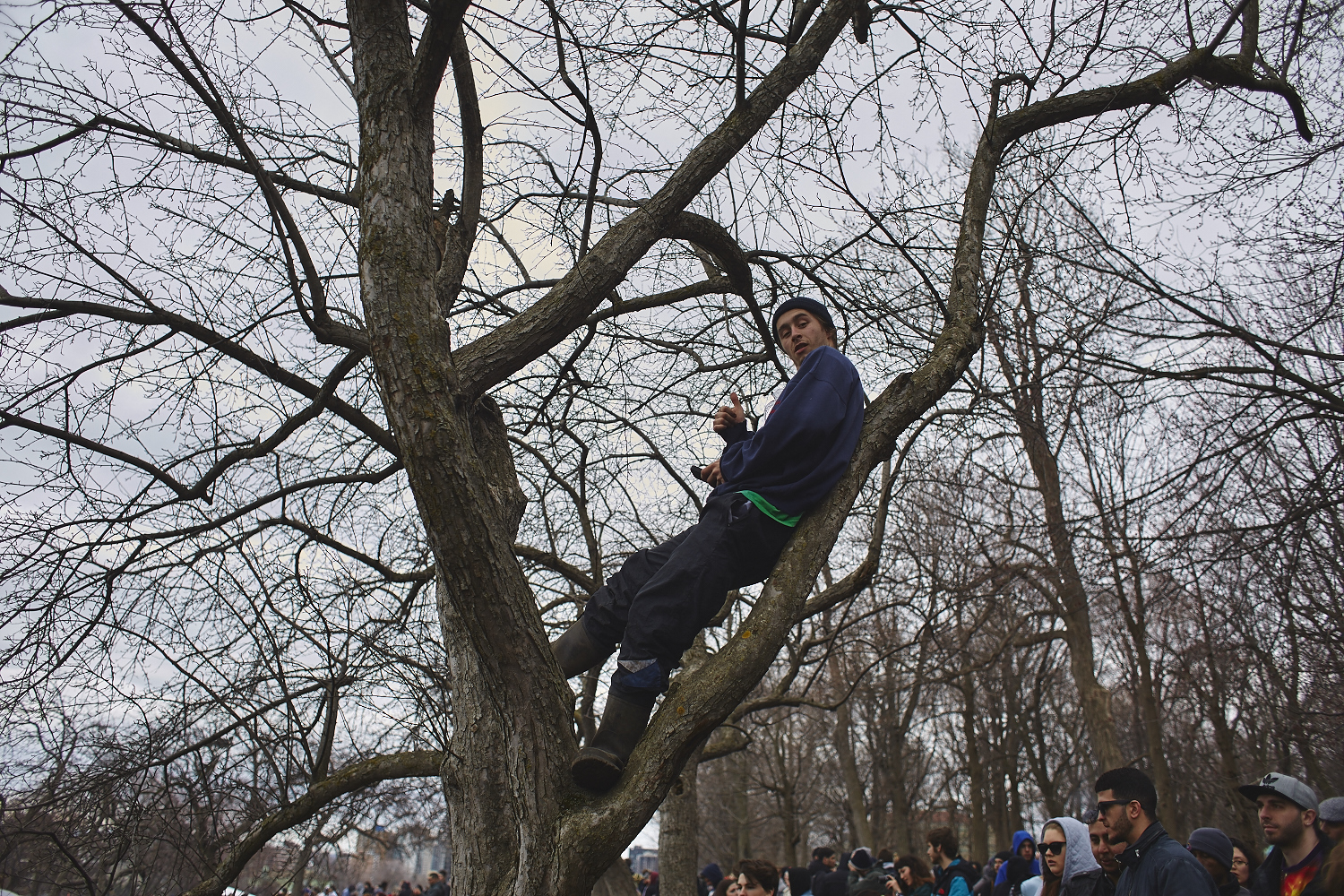 Des milliers de jeunes fêtent le 4/20 au pied du Mont-Royal [Photos]