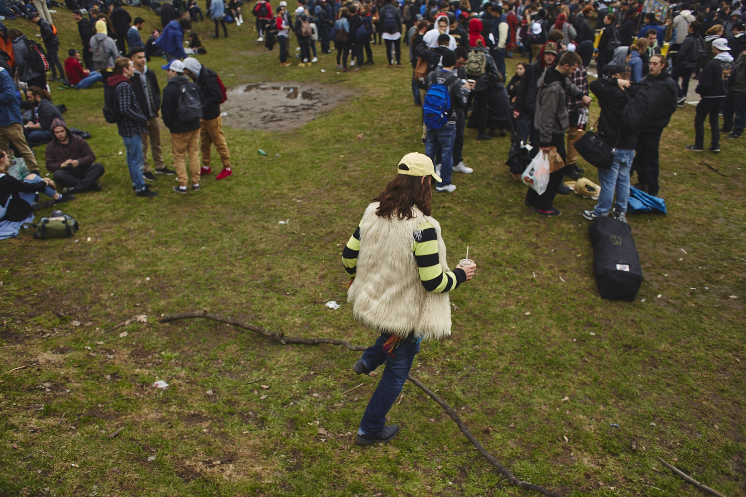 Des milliers de jeunes fêtent le 4/20 au pied du Mont-Royal [Photos]