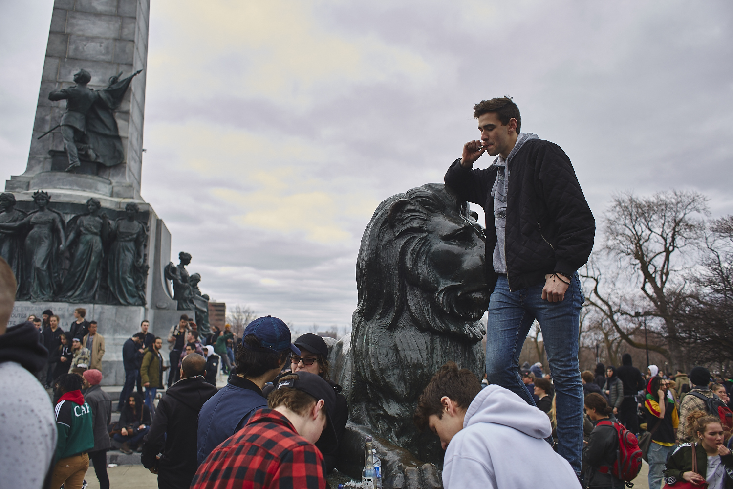 Des milliers de jeunes fêtent le 4/20 au pied du Mont-Royal [Photos]
